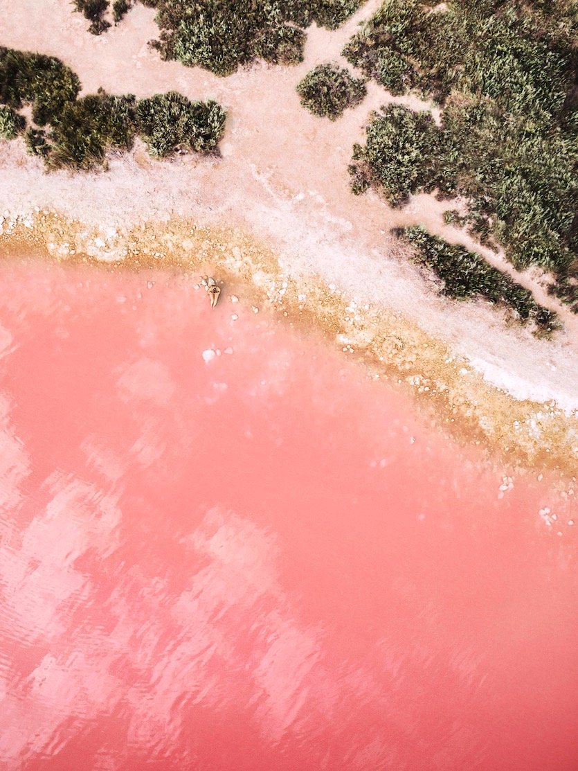 Озеро с розовым песком