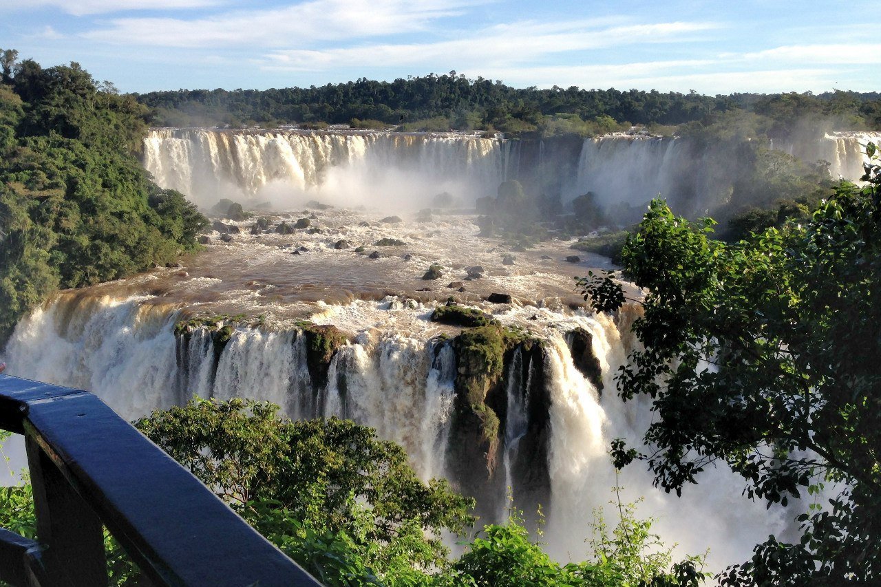 Комплекс водопадов на границе бразилии аргентины. Водопады Игуасу Аргентина Бразилия. Каскад водопадов Игуасу. Водопад Игуасу на реке Парана.