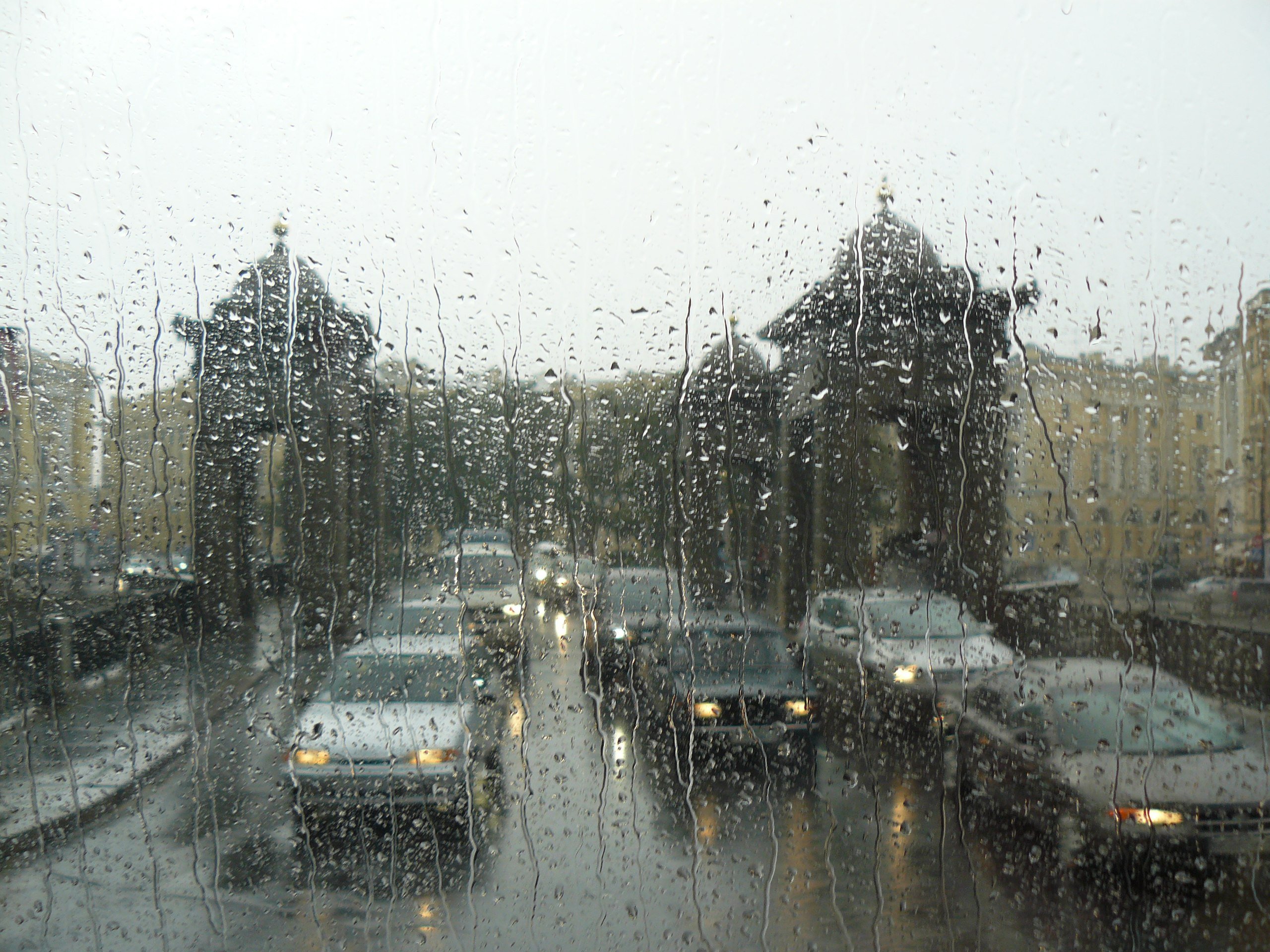 Ведь например в дождик в холод целый. Дождь зимой. Дождь в Питере. Серый дождливый Петербург.