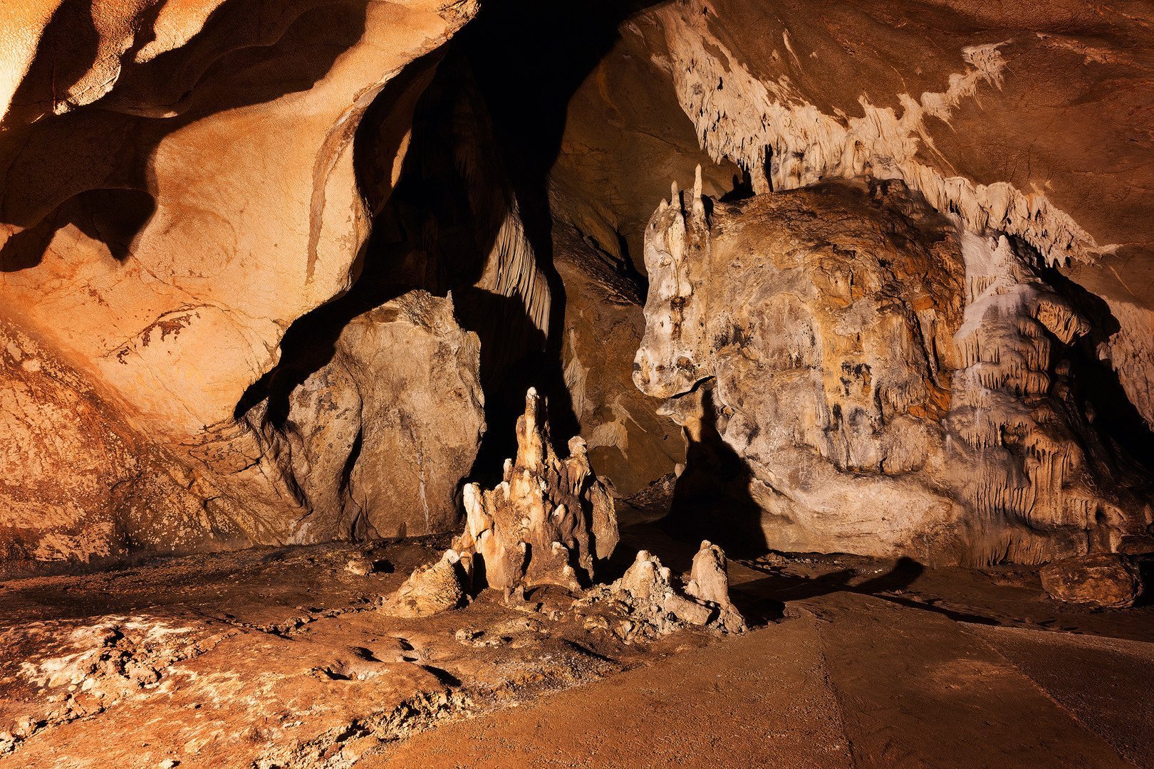 Leave cave. Пещера Морганс-Кейв. Пещера Графский грот. Гроте Ле-Мустье.