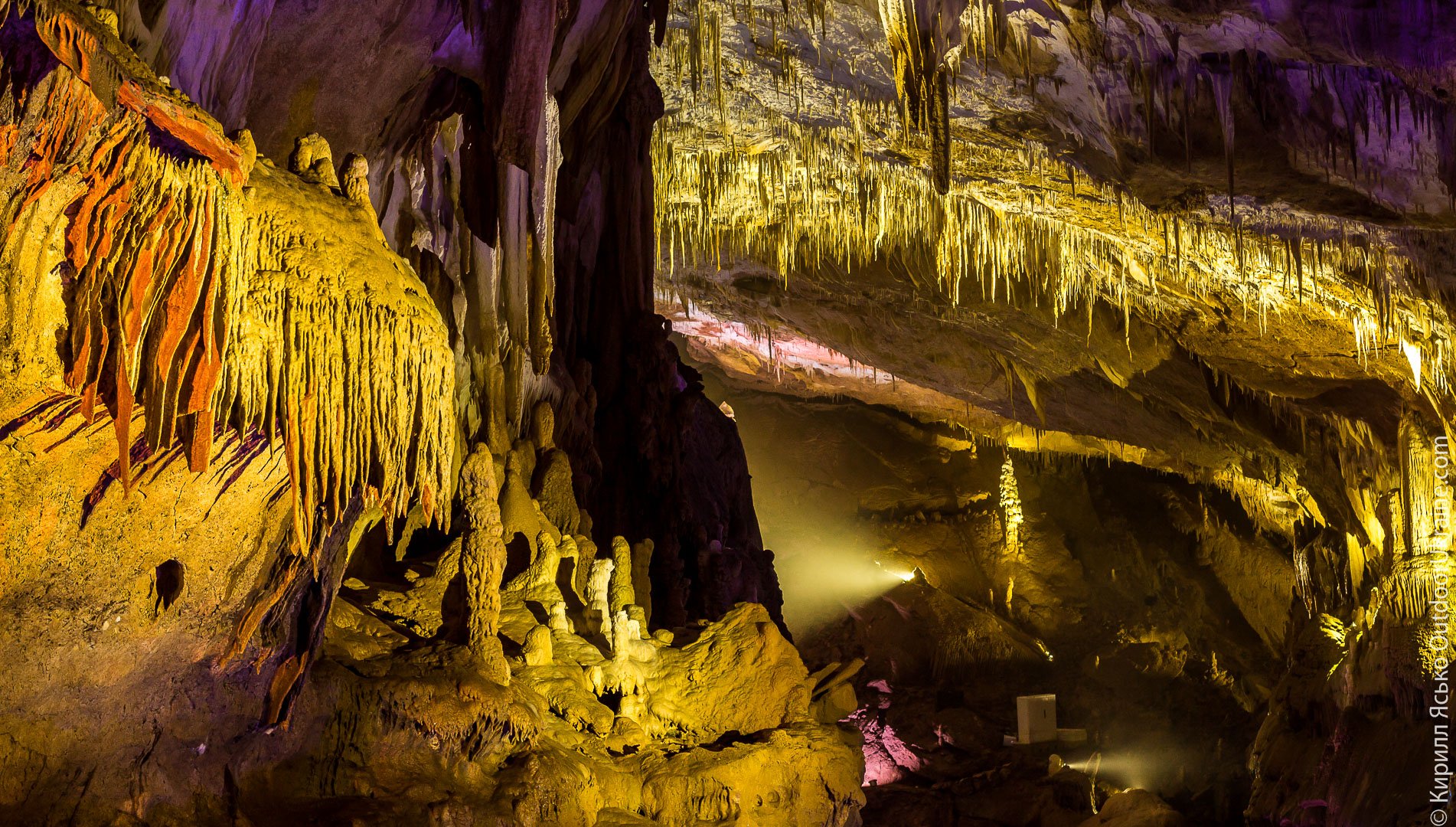 Пещера прометея грузия. Сталактитовые пещеры Прометея. Кутаиси пещера Прометея. Кутаиси пещеры Прометея Грузия.