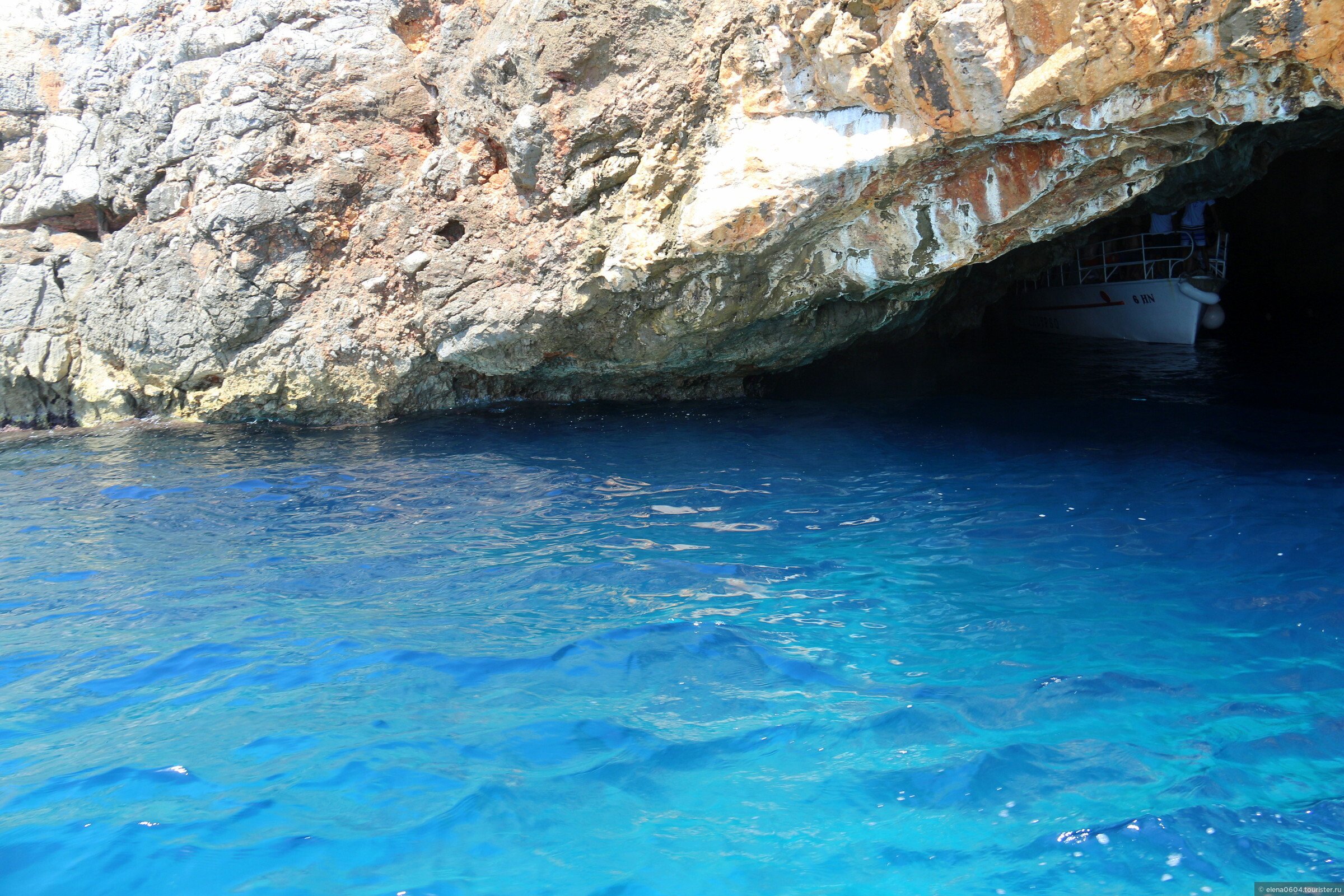 Голубая пещера турция. Голубая пещера Черногория. Голубой грот Черногория. Пещера Калипсо Будва.