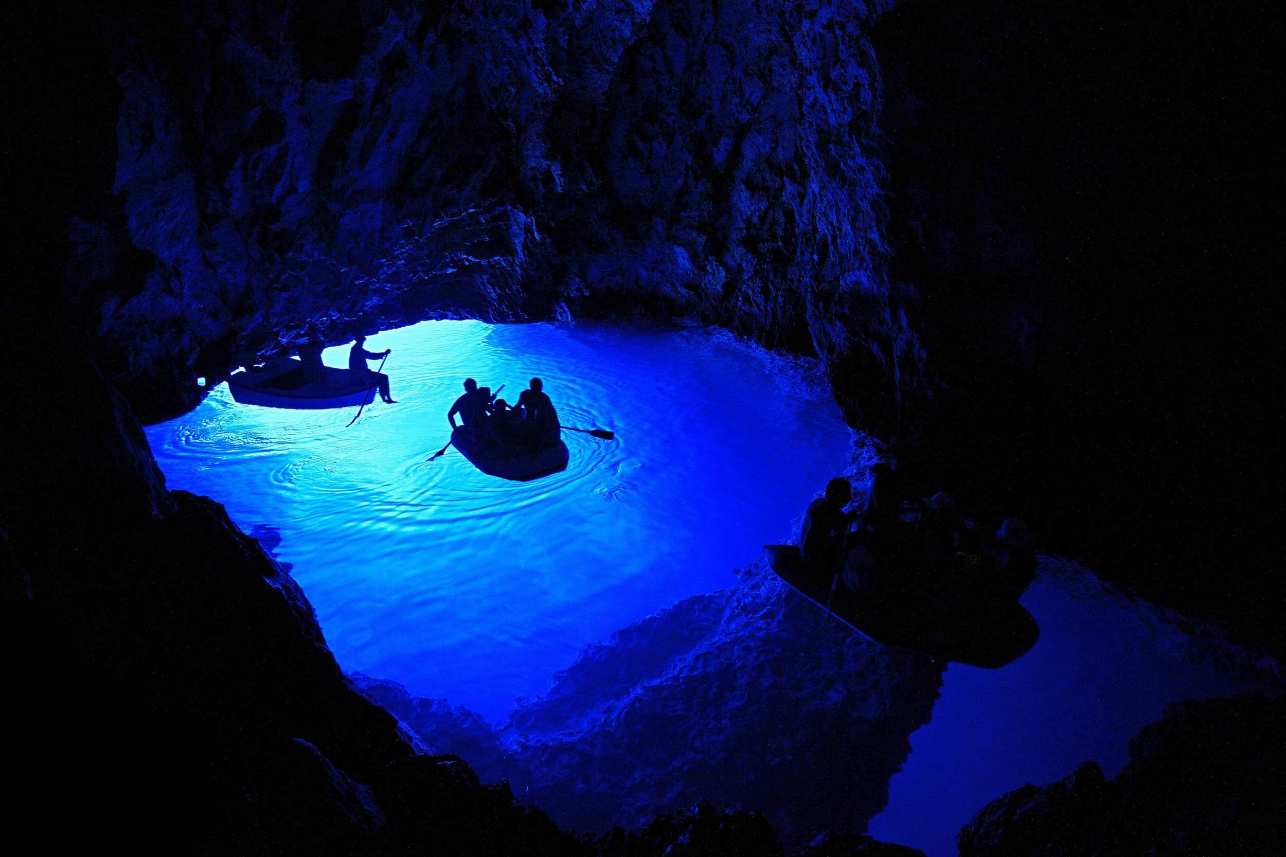 Голубая пещера турция. Голубой грот (Бишево). Пещера голубой грот Хорватия. Голубой грот (капри) пещеры. Голубой грот Италия.