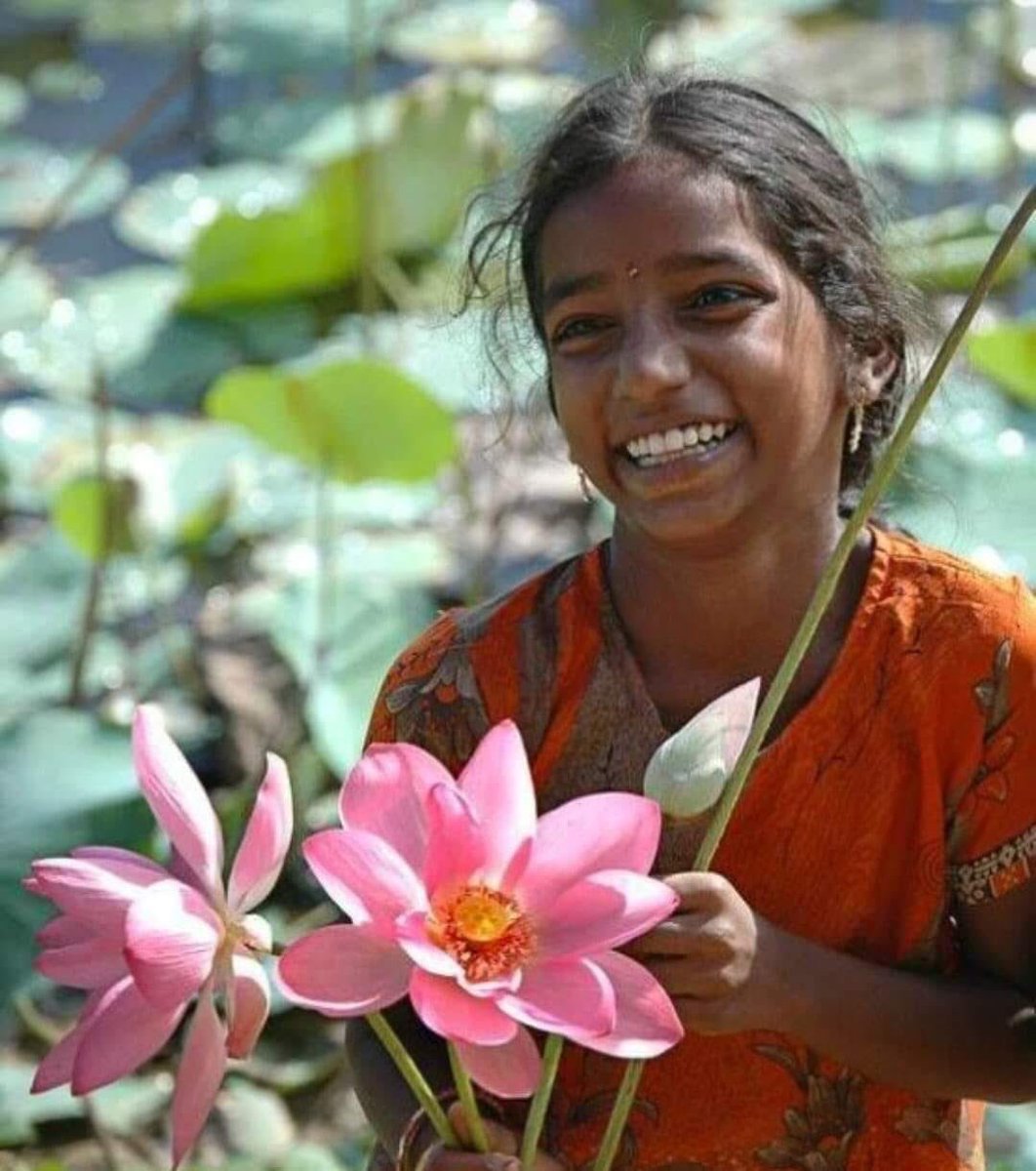 Цветы на индийском языке. Цветок лотоса Индия. Цветы Индии. Индианка в цветах. Индийская женщина с цветами.