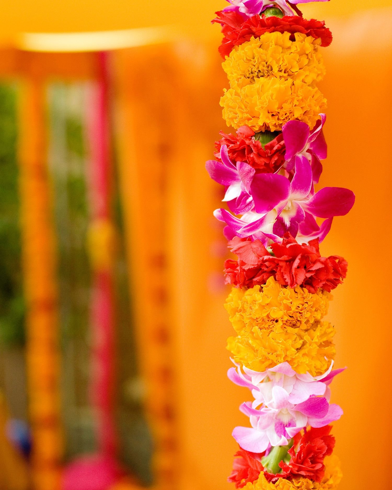 Цветы на индийском языке. Индийские цветочные гирлянды. Цветочные гирлянды в Индии. Гирлянда из цветов. Индийские украшения из цветов.