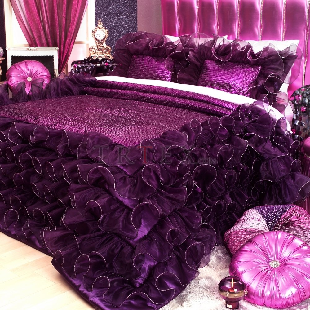 Кровать фиолетового цвета