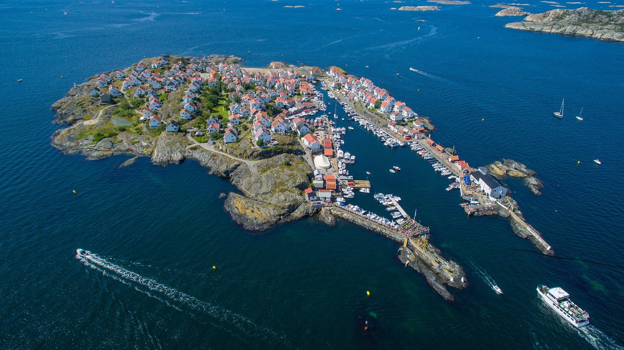 Новеллам остров. Швеция остров Astol. Швеция Готланд с высоты птичьего. Швеции на острове немдо. Остров Мунсе Швеция.