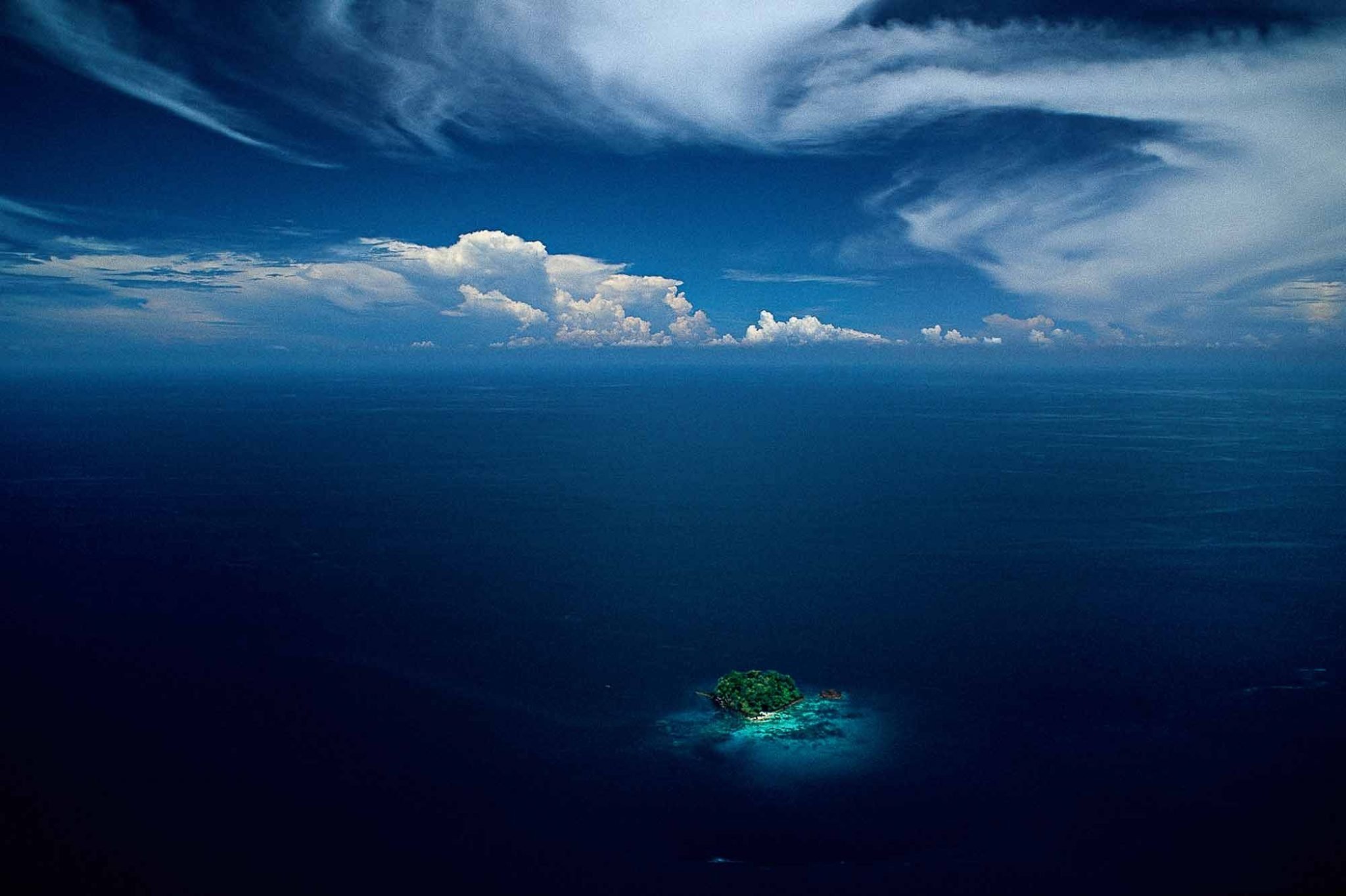 Высота тихого океана. Yann Arthus-Bertrand. Тихий океан с высоты птичьего полёта. Море с высоты. Океан вид сверху.