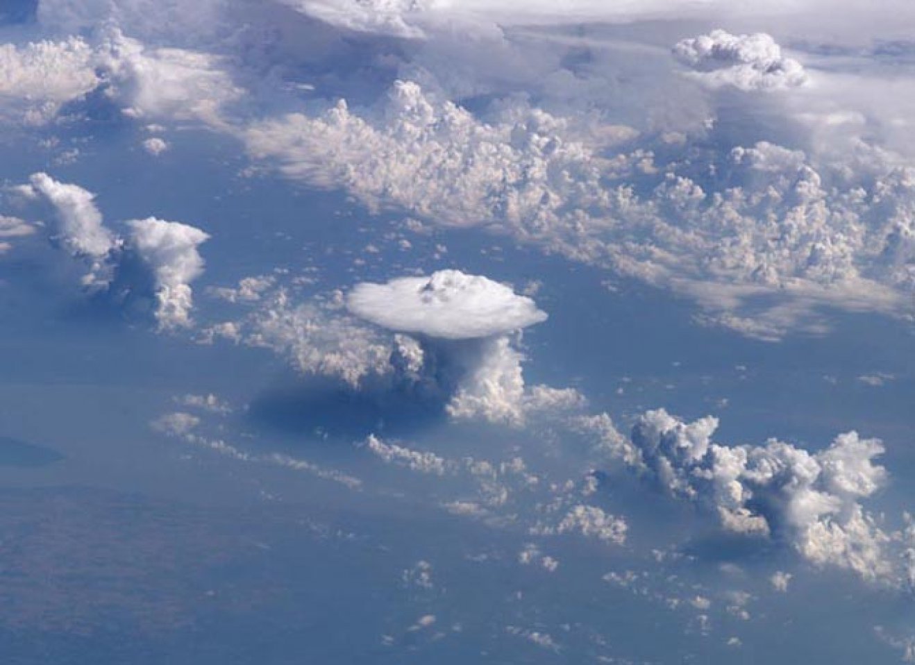 Как найти фотографию в облаке. Облака. Облака фото. Облака из космоса. Внутри облака.