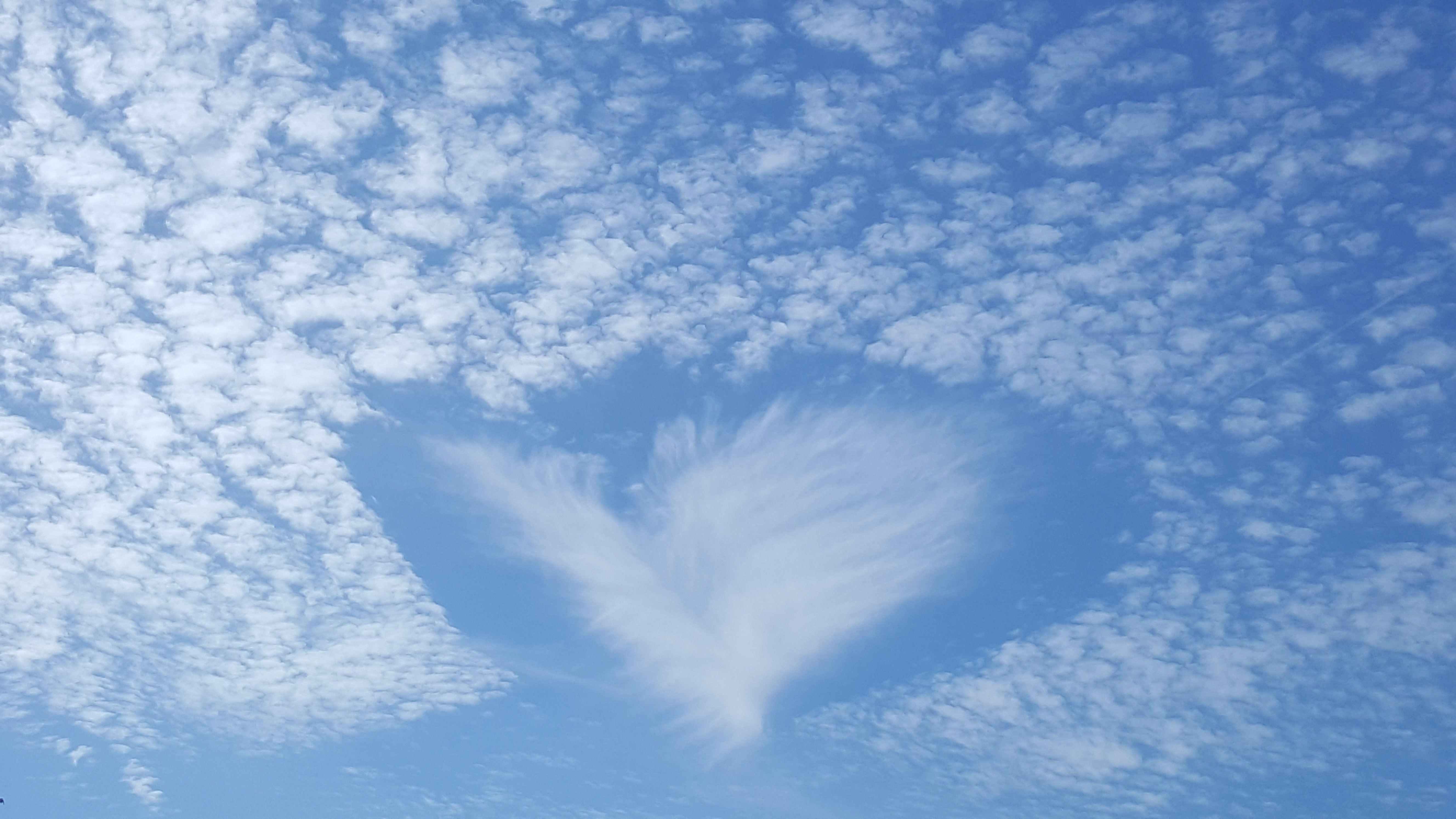 День рождения облаков. Ангел в небе. Небо с облаками. Ангел на небе из облаков. Облако в форме сердца.