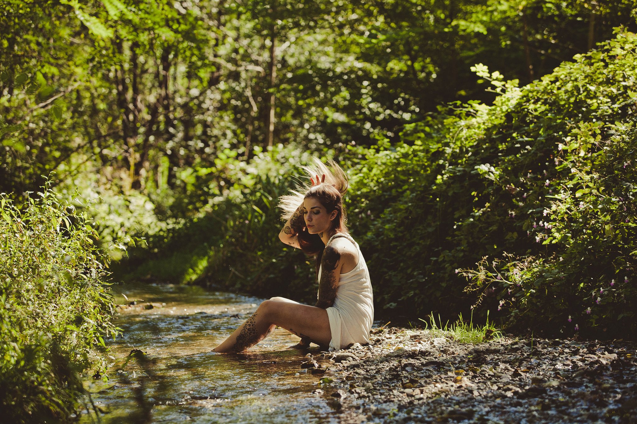 Сложные ситуации в лесу или на реке. Фотосессия в лесу. Девушка на природе. Девушка возле ручья. Девушка лес река.