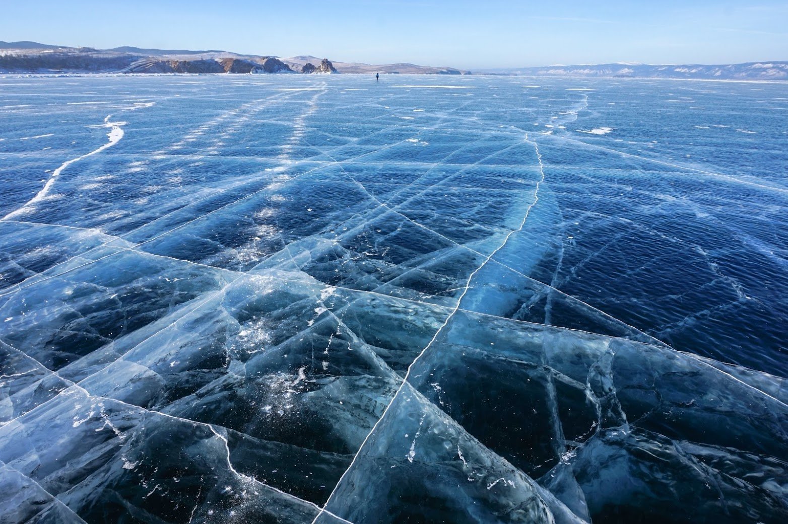Лед картинки. Метановые пузырьки на Байкале. Лед с пузырьками на Байкале. Байкальский лед сверху Байкал. Голубой лед Байкала.