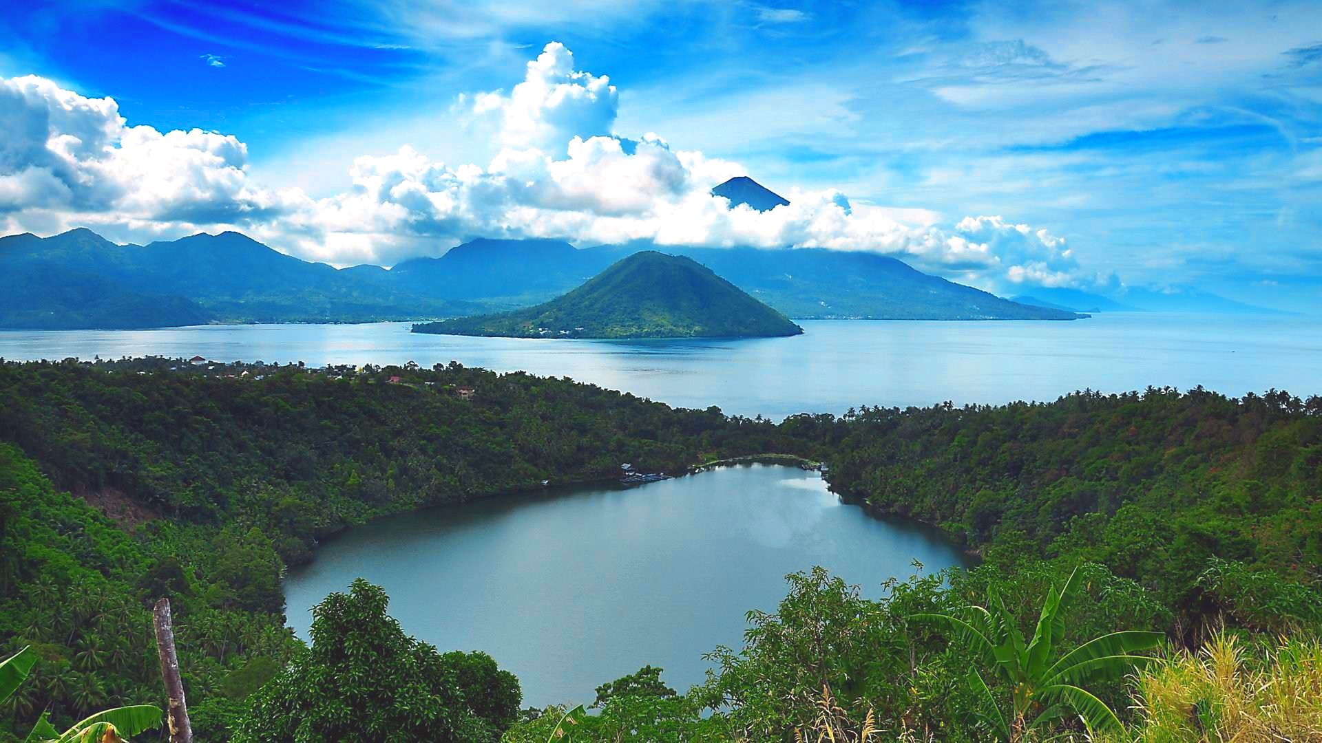 Озеро в центре острова. Остров Лингшан Филиппинское море. Озеро Танганьика. Озеро бай Филиппины. Тропические горы.