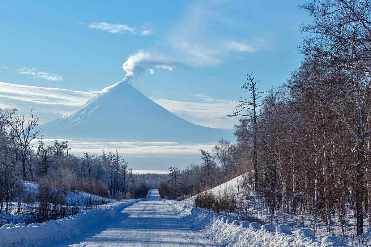 Камчатка зимой. Петропавловск-Камчатский Ключевская сопка. Ключевской вулкан на Камчатке зима. Сопки Камчатки зимой. Ключевская сопка зимой.