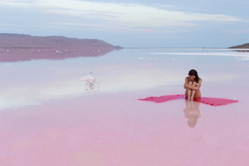Позы на розовом озере