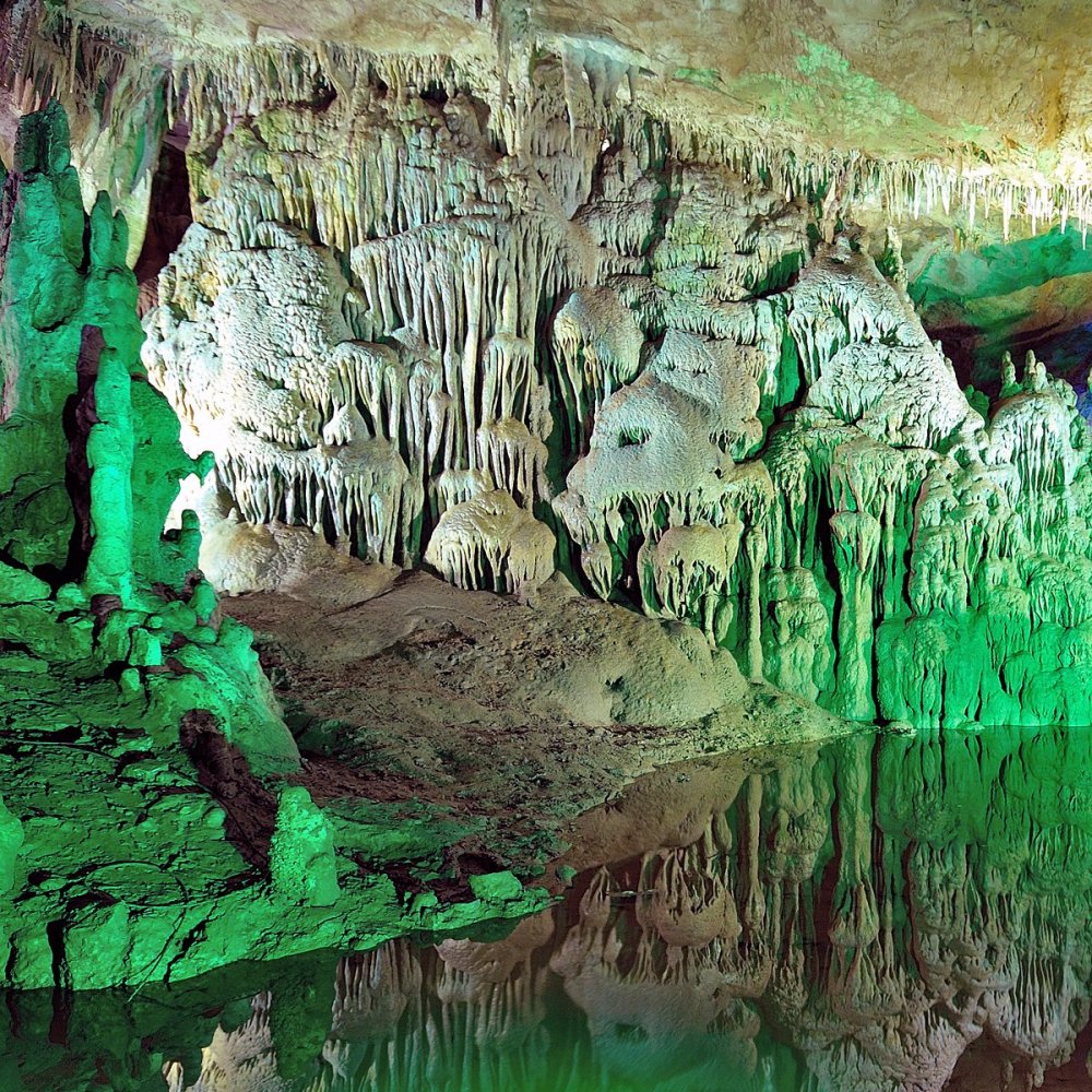 Пещера прометея грузия. Кутаиси пещера Прометея. Пещера Кумистави Грузия. Пещера Прометея (Кумистави) Грузия. Цхалтубо пещера Прометея.
