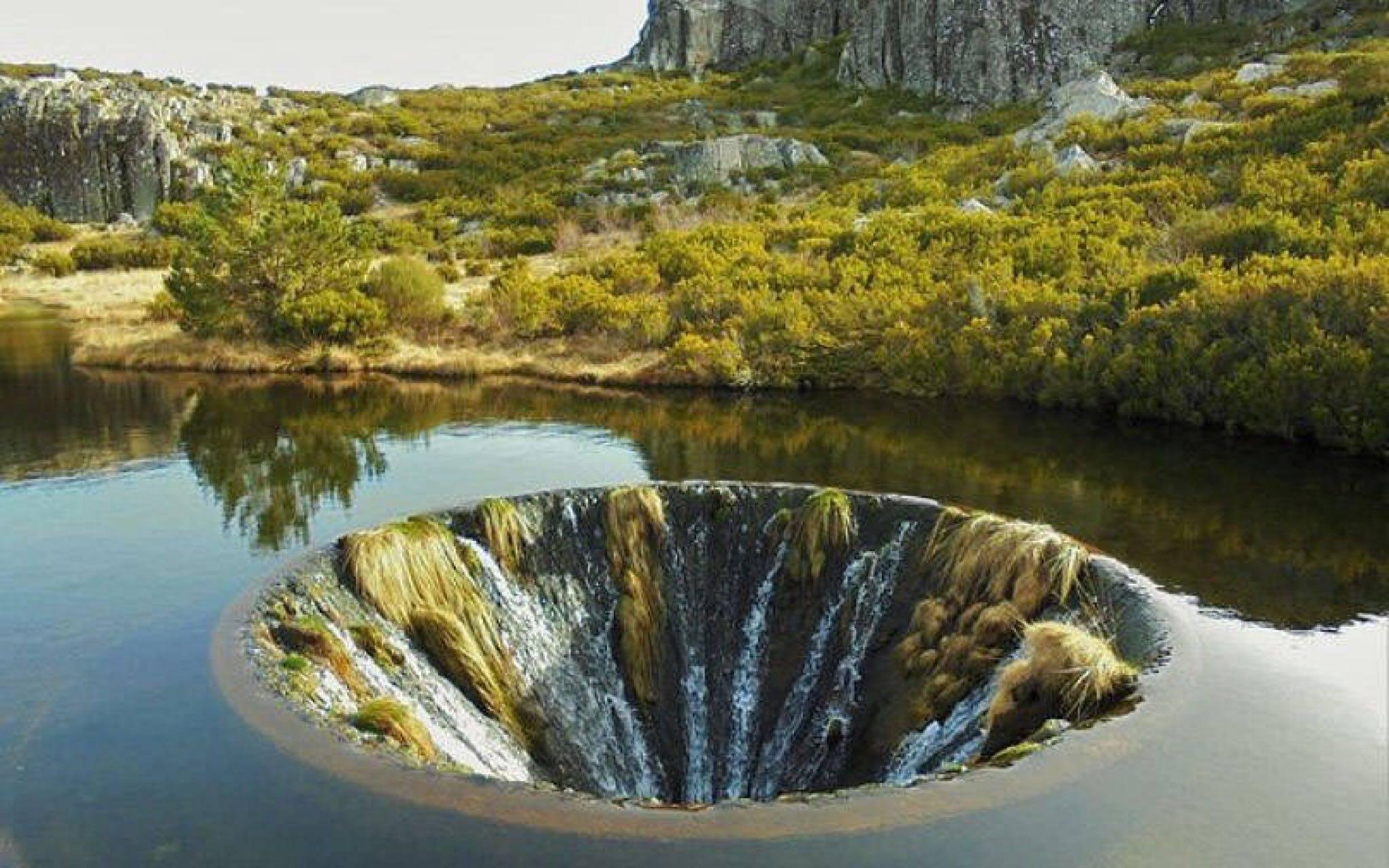 Внутренние водопады. Озеро Кончос в Португалии. Водопад внутри озера Кончос в Португалии. Дырявое озеро Кончос Португалия. Озеро Берриесса Калифорния.