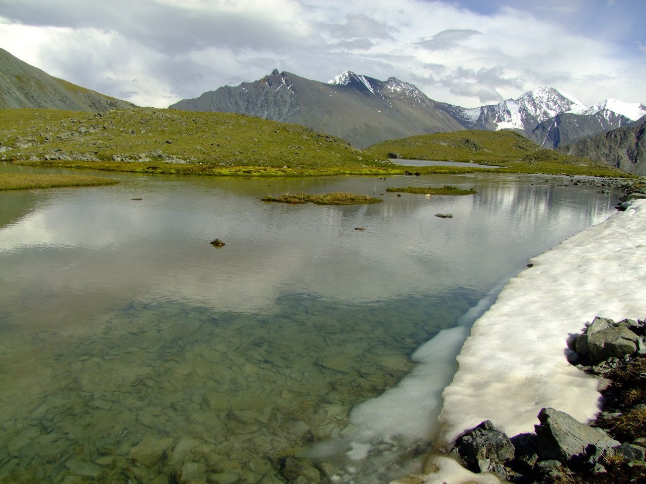 13 lakes. Долина 7 озер Абхазия. Семь озер горный Алтай. Долина 7 озер Алтай. Горы в Абхазии в долине семи озер.