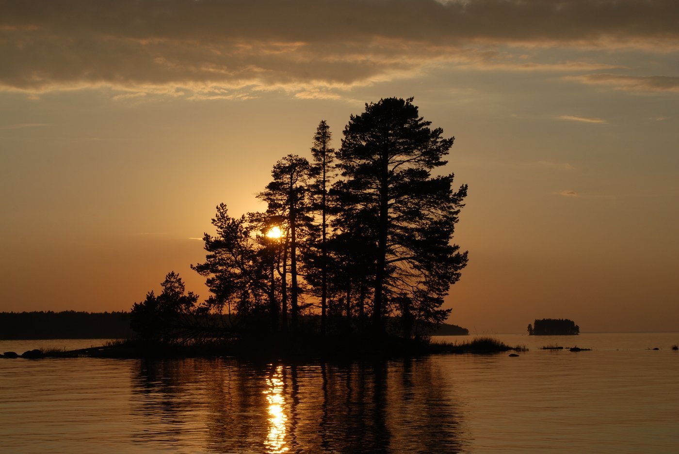 Онежское озеро г. Озеро Онего Карелия. Онега Онежское озеро. Онега река Карелия. Природа Карелии Онежское озеро.