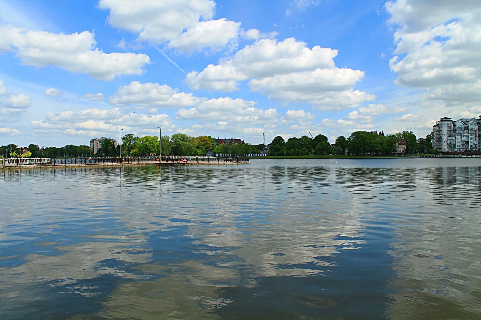Озеро в городе озеры