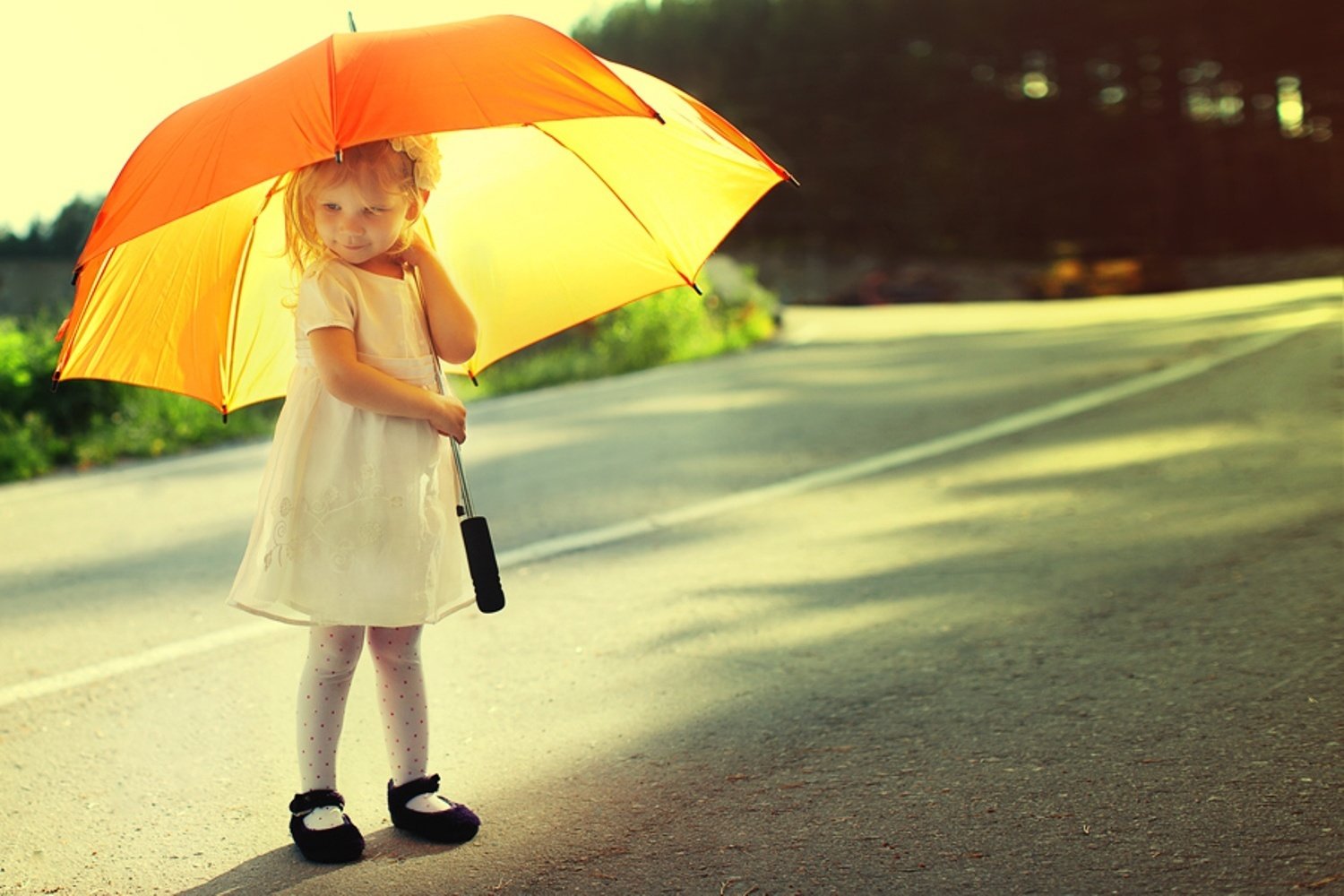 You take an umbrella today. Зонт для детей. Девочка под зонтиком. Дети под зонтом. Человек с зонтиком.