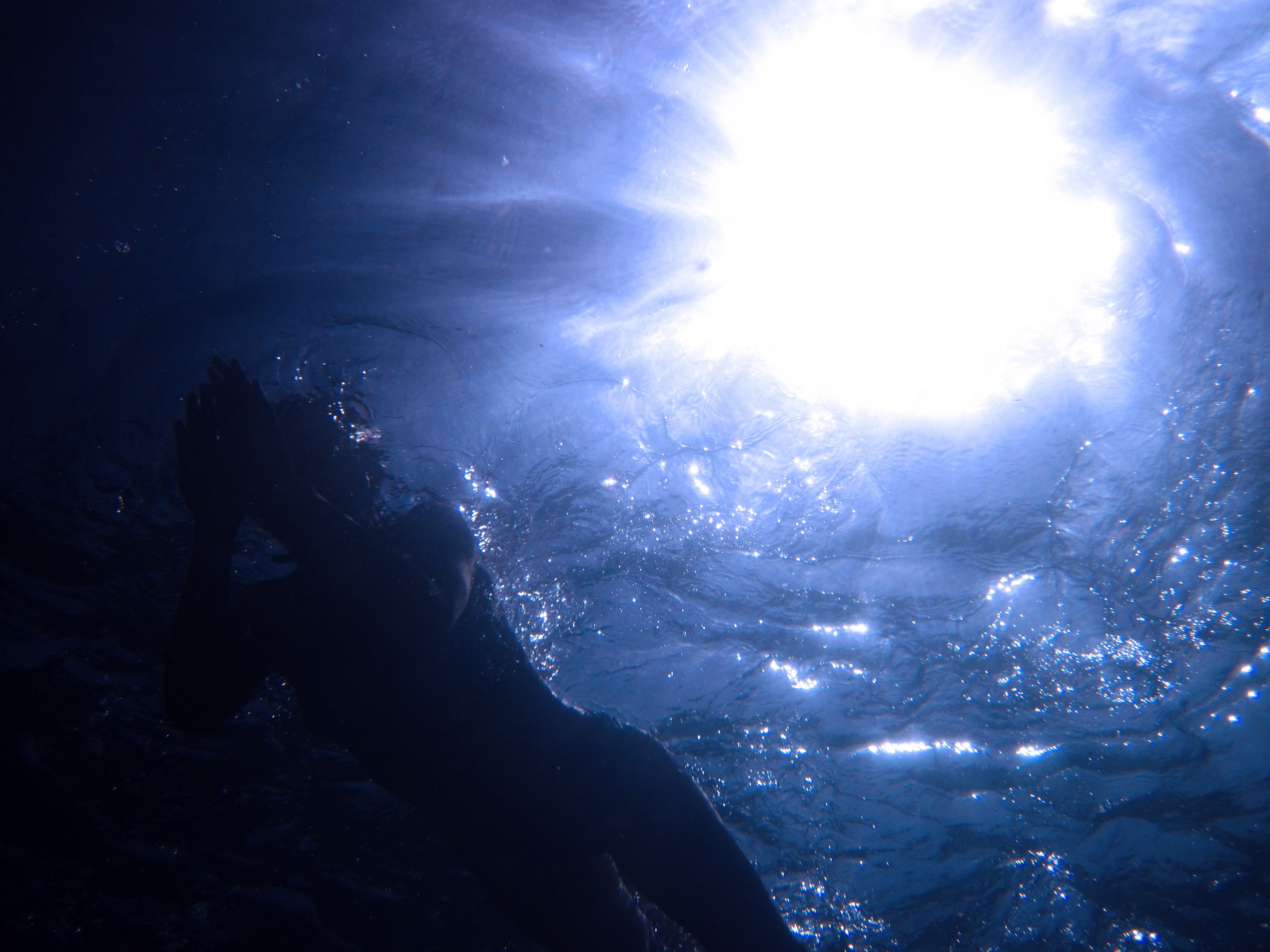 1 свет в океане. Океаны. Глубина. Море глубина. Морская бездна. Солнце под водой.