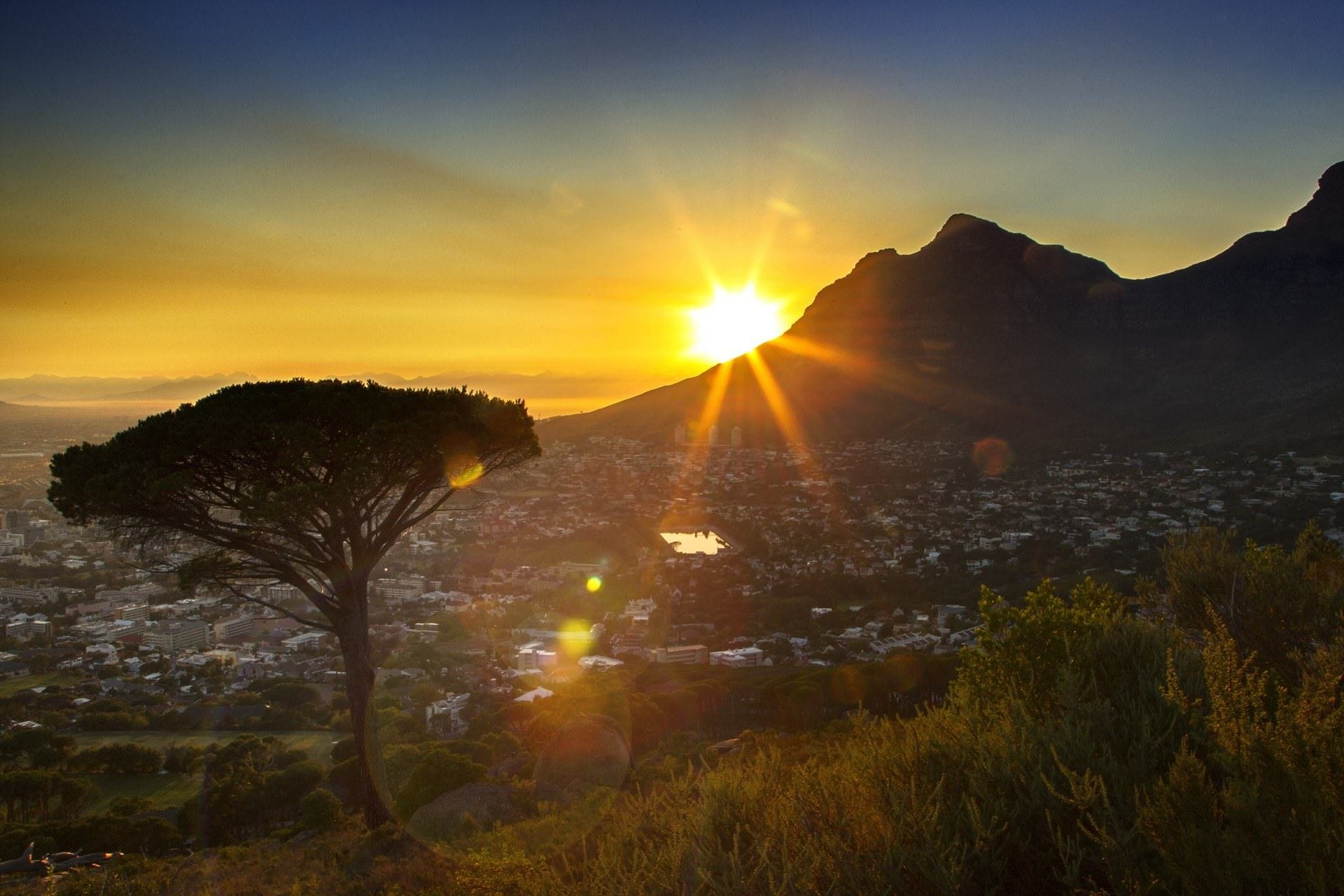 Солнце в разных домах. Горы солнце. Самый красивый рассвет в мире. Самое красивое солнце. Рассвет в Кейптауне.