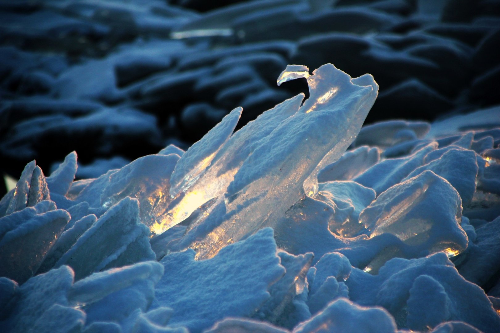 Ледовый предложение. Острые ледяные глыбы. Ледяные Торосы. Ледяной нарост. Ледяной камень.