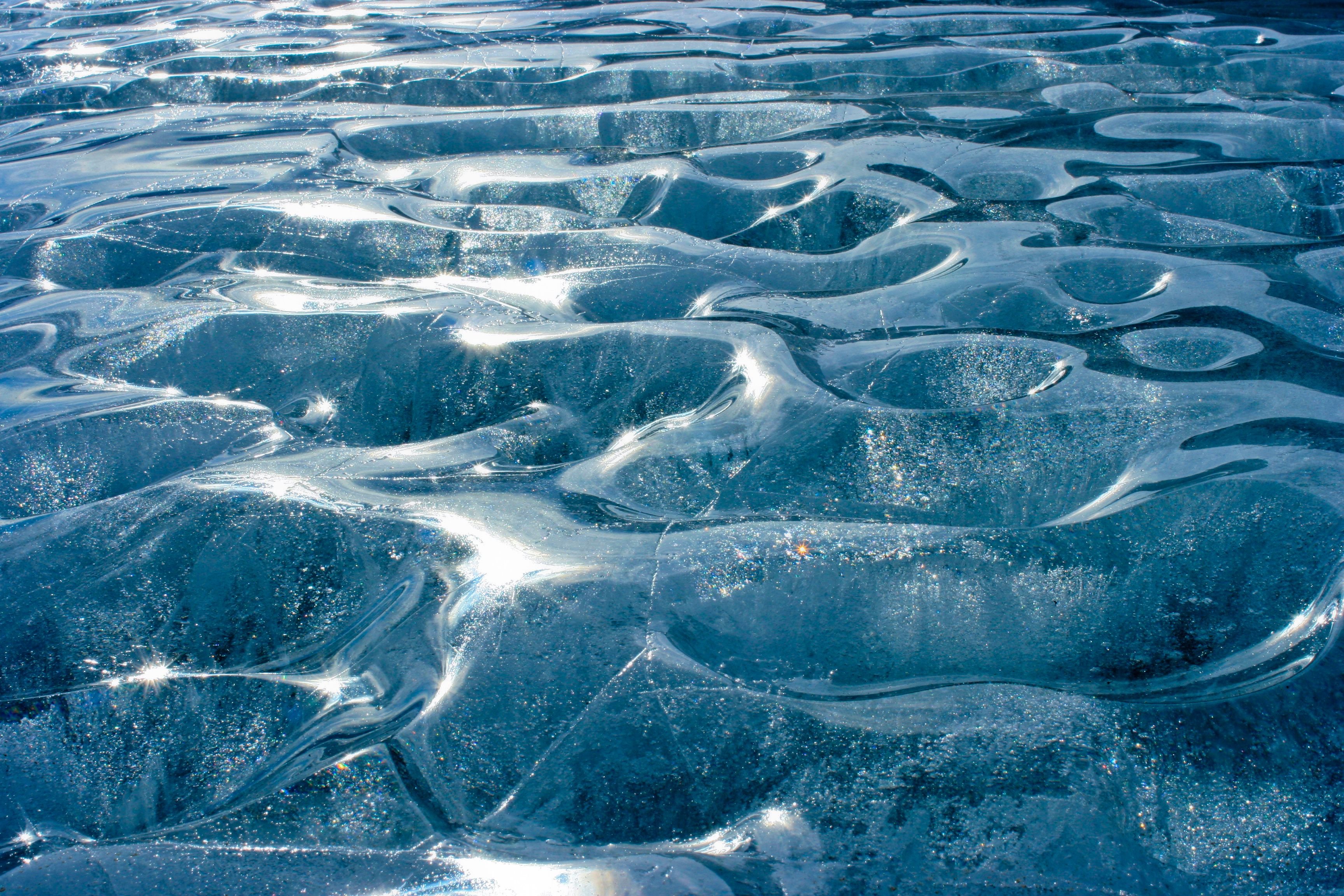 Лед без воды. Замерзшая вода. Вода зимой. Лед замерзшая вода. Замерзшее озеро.