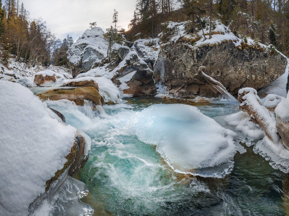 Бурная река зимой