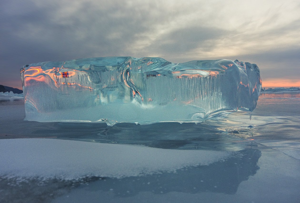 Глыба льда на воде. Ледяная глыба. Льдины в Антарктиде. Глыба льда в воде. Льдина картина.