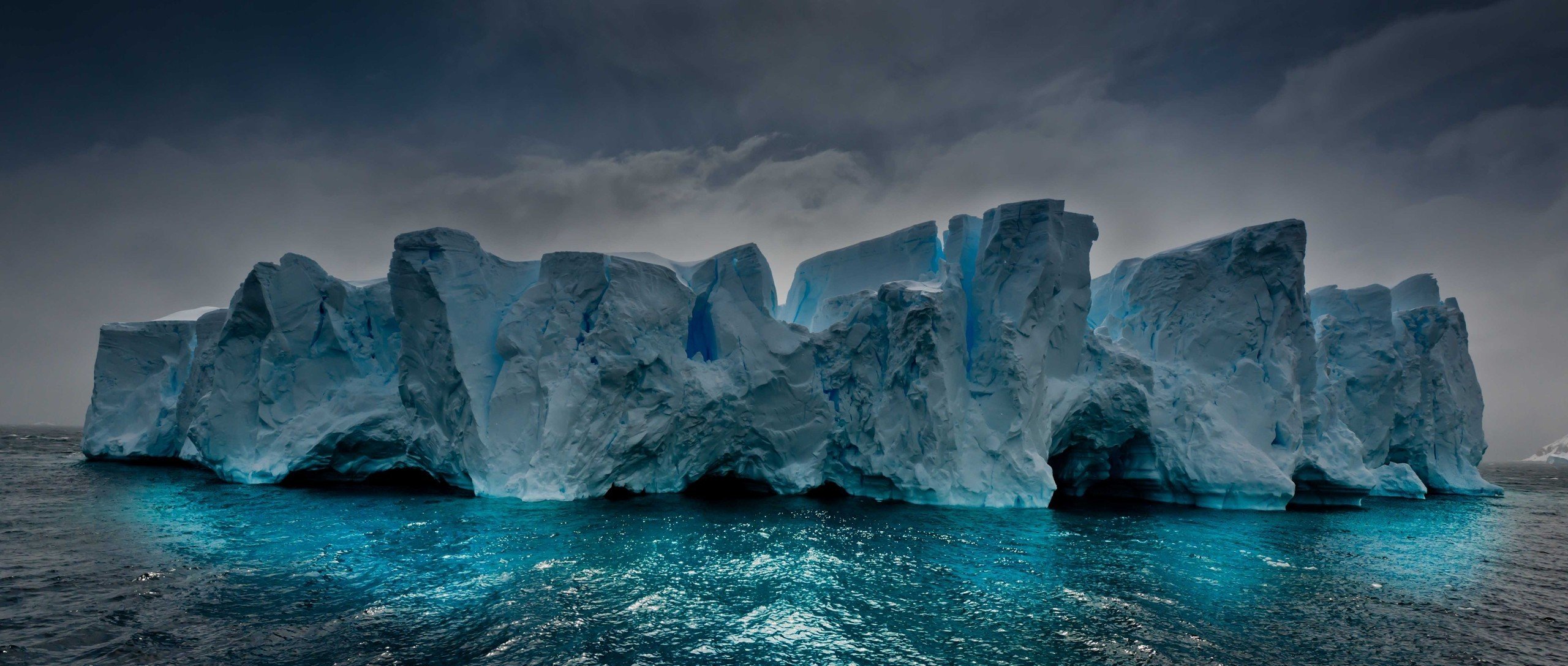 Лед 6 читать. Ледники Антарктиды. Ледник в море. Ледяные скалы. Ледяные горы.