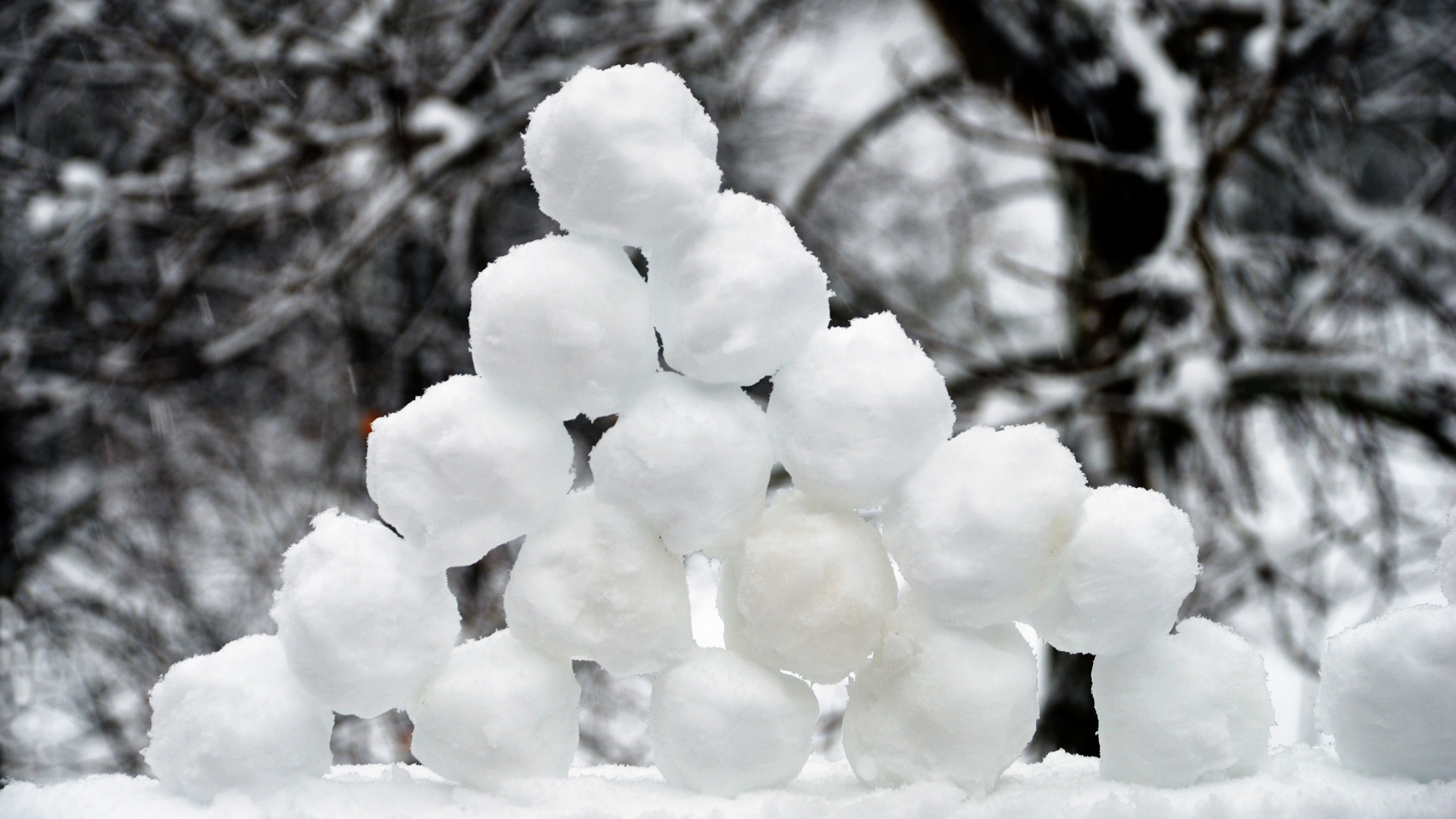 Snow ball. Снежки. Снежок. Кучка снежков. Снежки картинки.