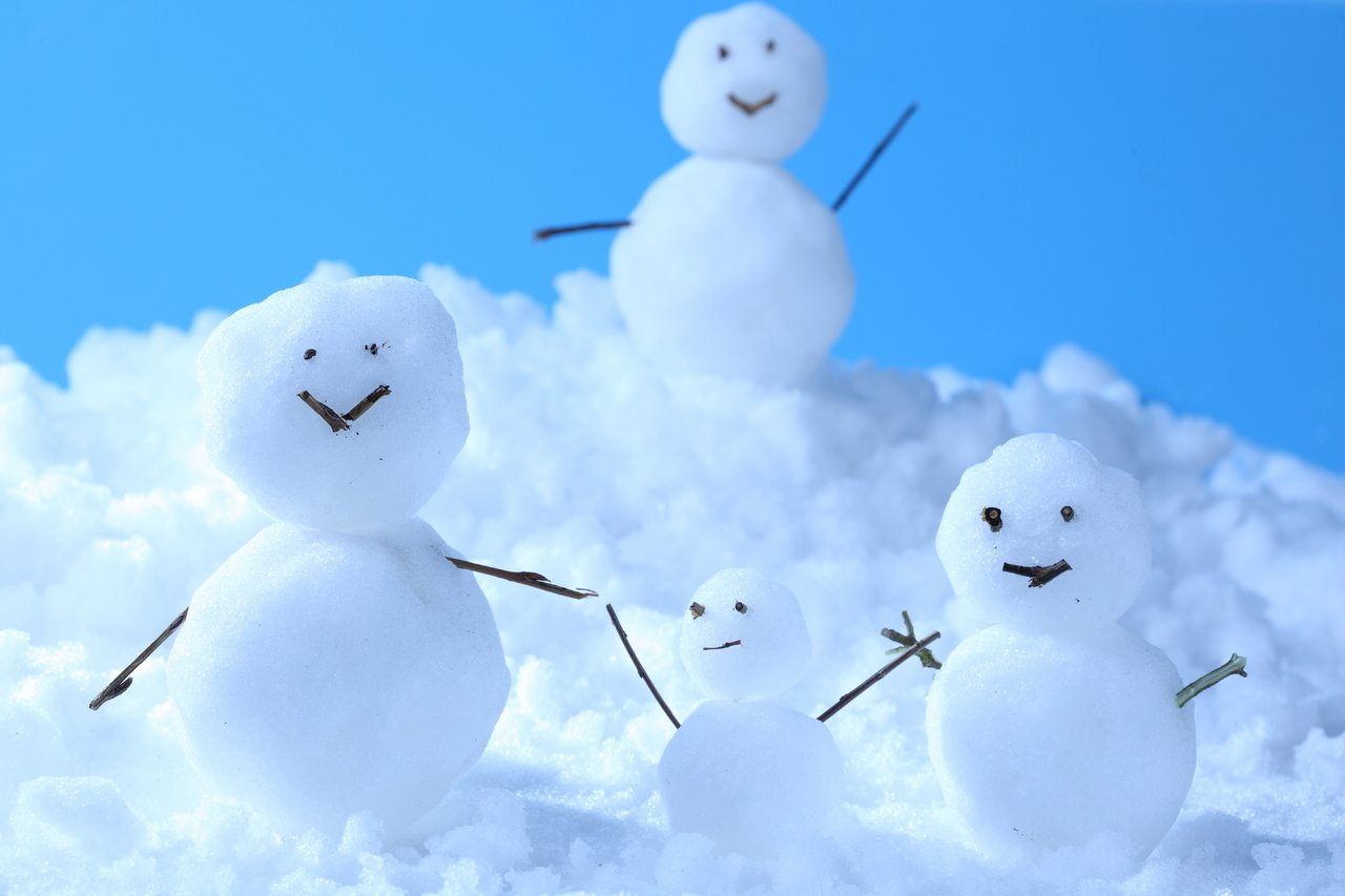 Много снежков. Снежок из снега. Снежные комочки. Летящий снежок. Снежный комок.