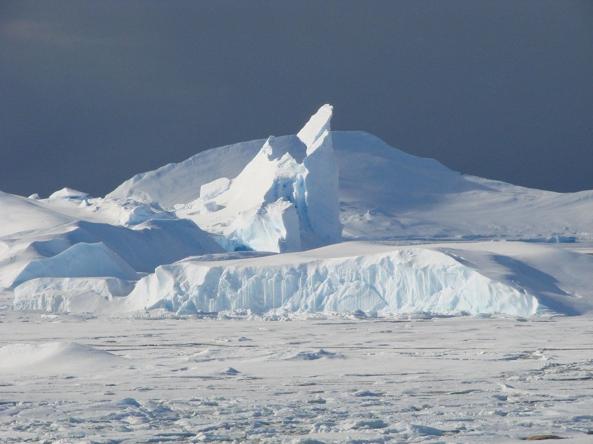 Антарктические широты. Южный полюс Антарктида. Антарктида и Северный полюс. Полюс недоступности в Антарктиде. Полюс недоступности Арктика.
