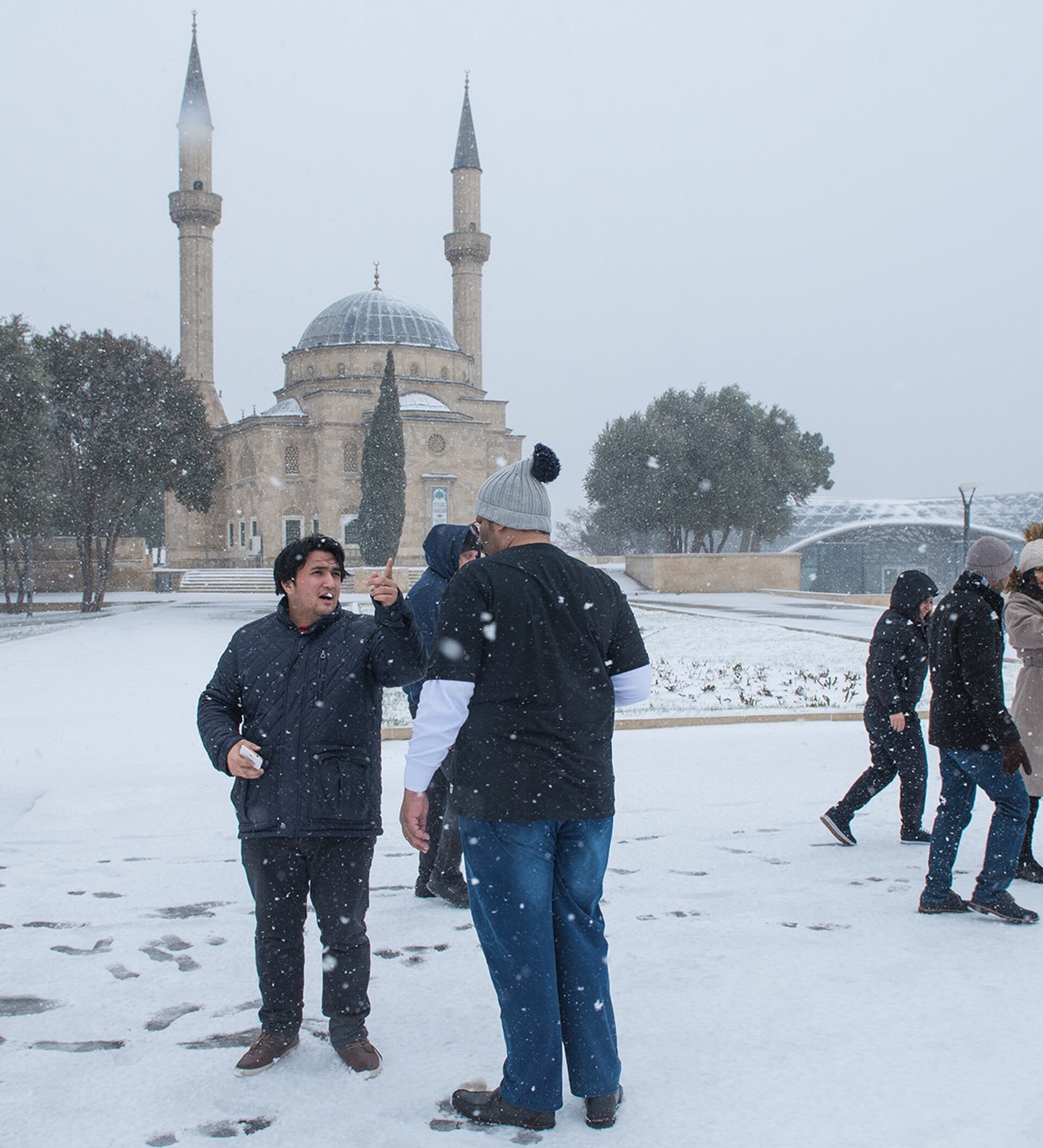 Погода в азербайджане в апреле. Зима в Баку. Снег в Баку. Снег в Азербайджане. Снежный Баку.