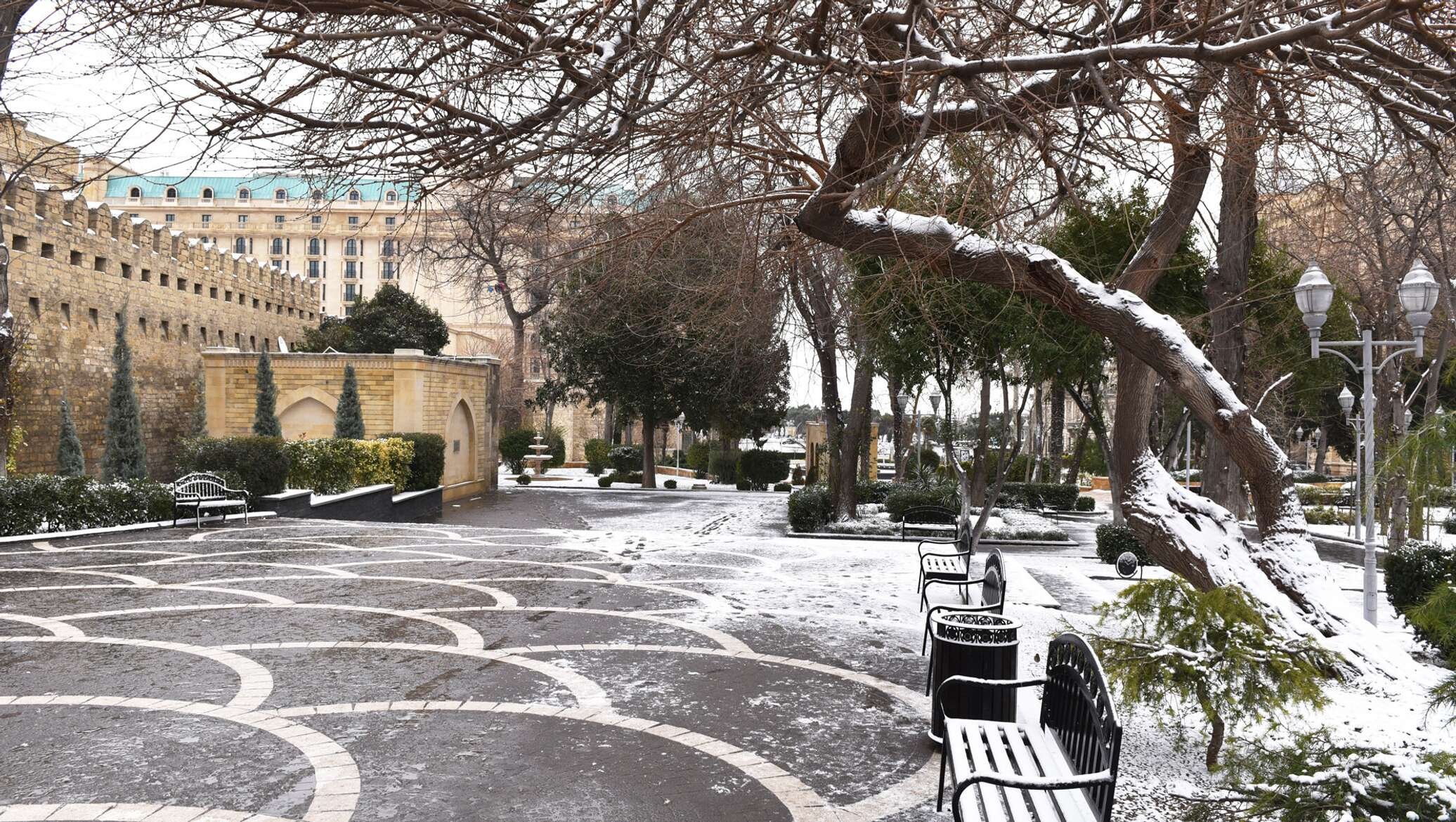 Погода в азербайджане в апреле. Зимний Баку. Зима в Баку. Баку Азербайджан зима. Баку зимой.