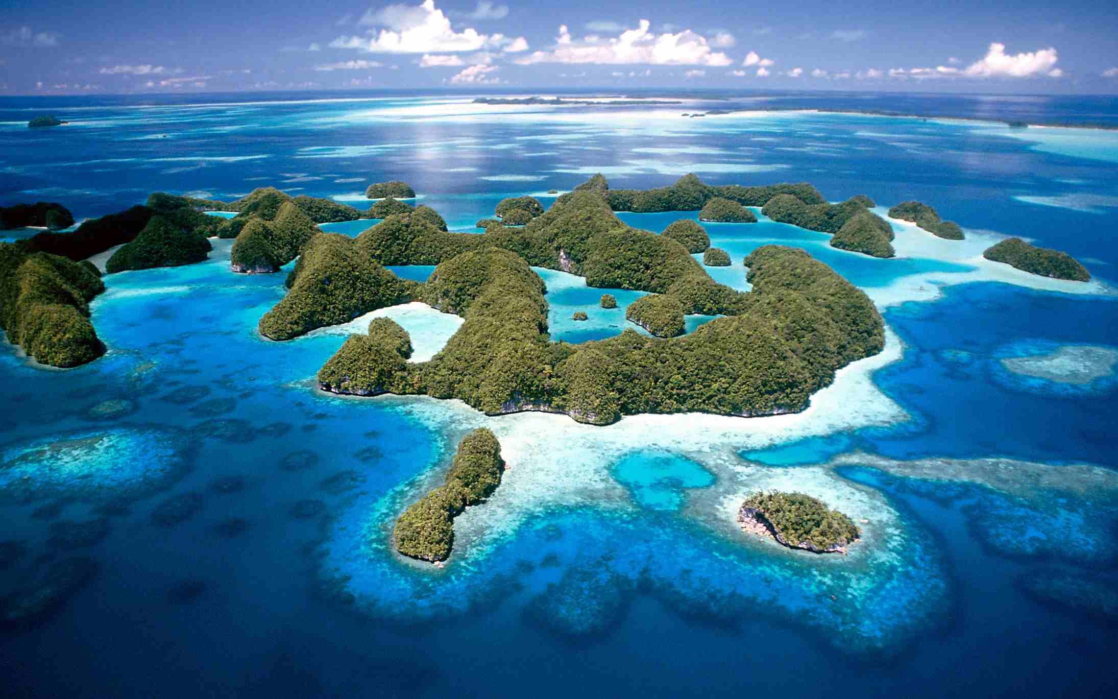 Остров человек в океане. Остров Палау Микронезия. Коралловые острова Микронезии. Атолл в тихом океане. Федеративные штаты Микронезии.