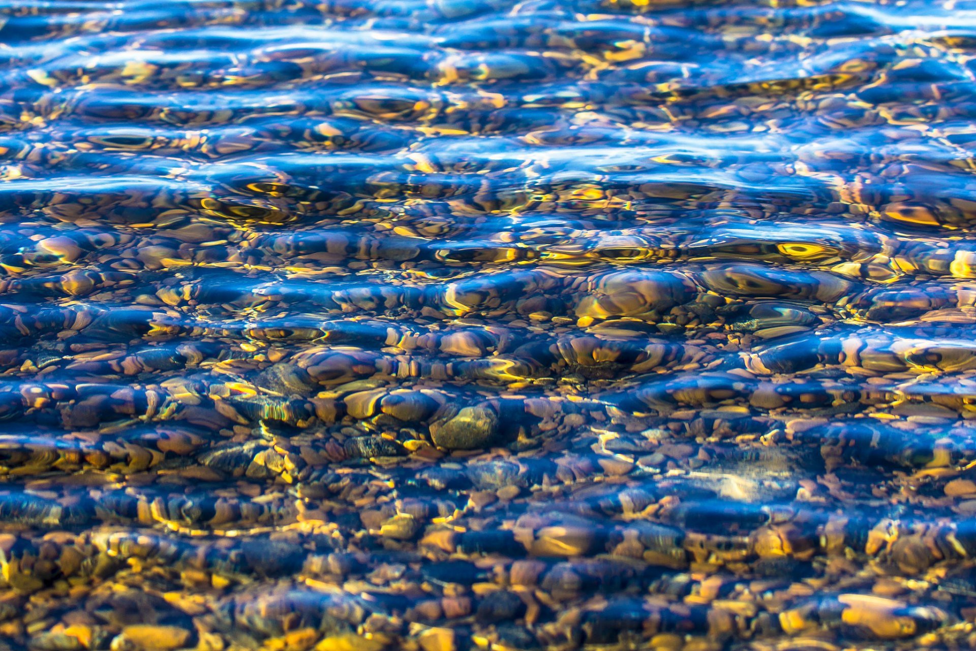 Камень из бегущей воды. Прозрачная вода. Текстура воды. Речное дно. Морские камни и вода.
