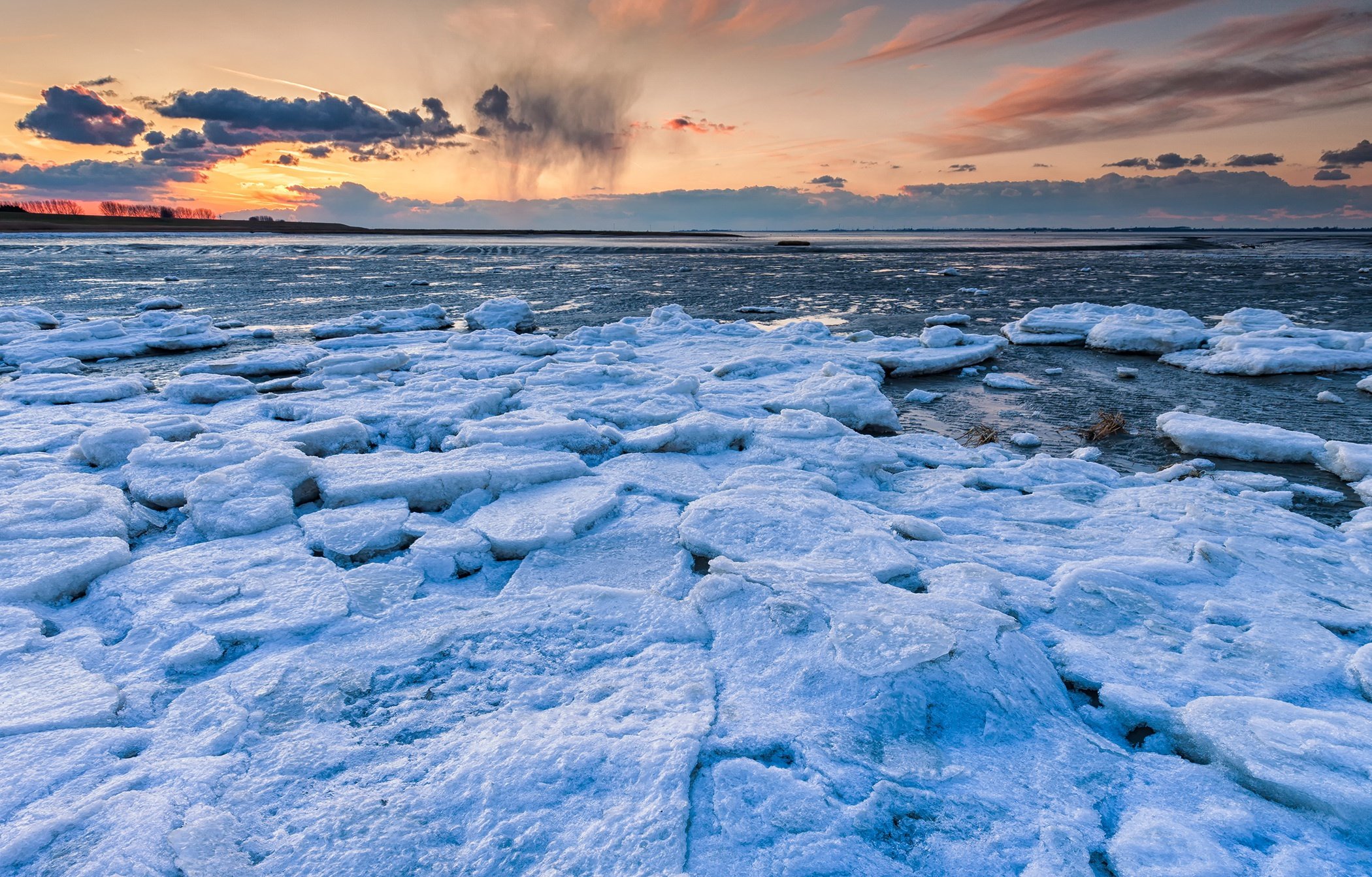 Тихо ночью покрывает лед. Лед на море. Море покрытое льдом. Ледяное море. Ледяное побережье.