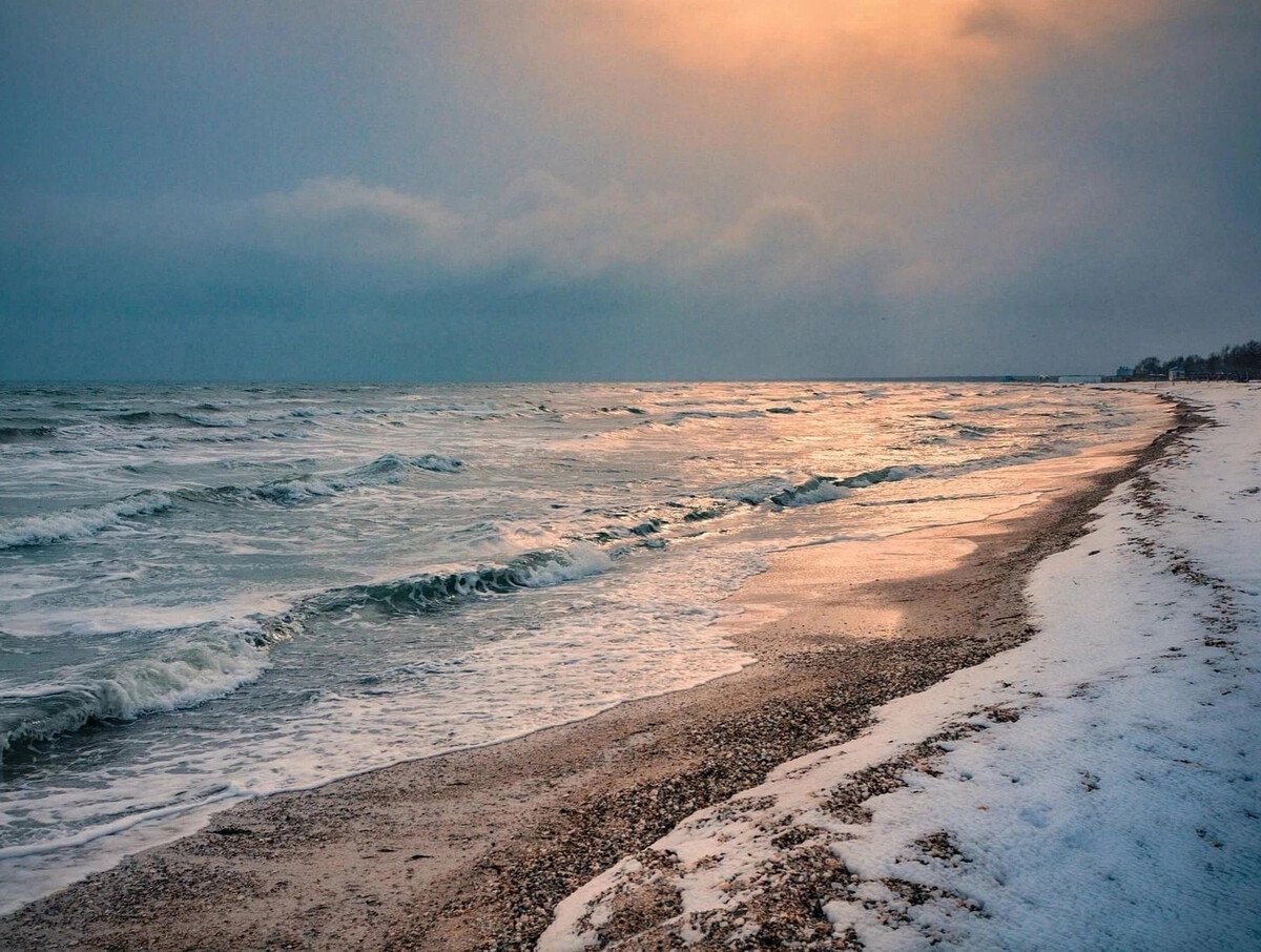Море лоб. Каспийское море замерзло. Избербаш Каспийское море зимой. Зимнее море. Берег моря зимой.