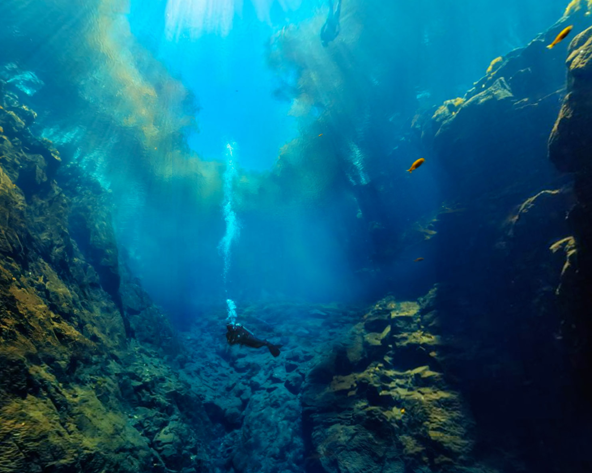 Были глубокие океаны. Ущелье Силфра, Исландия. Канкун Мексика подводный музей. Дно океана. Море глубина.