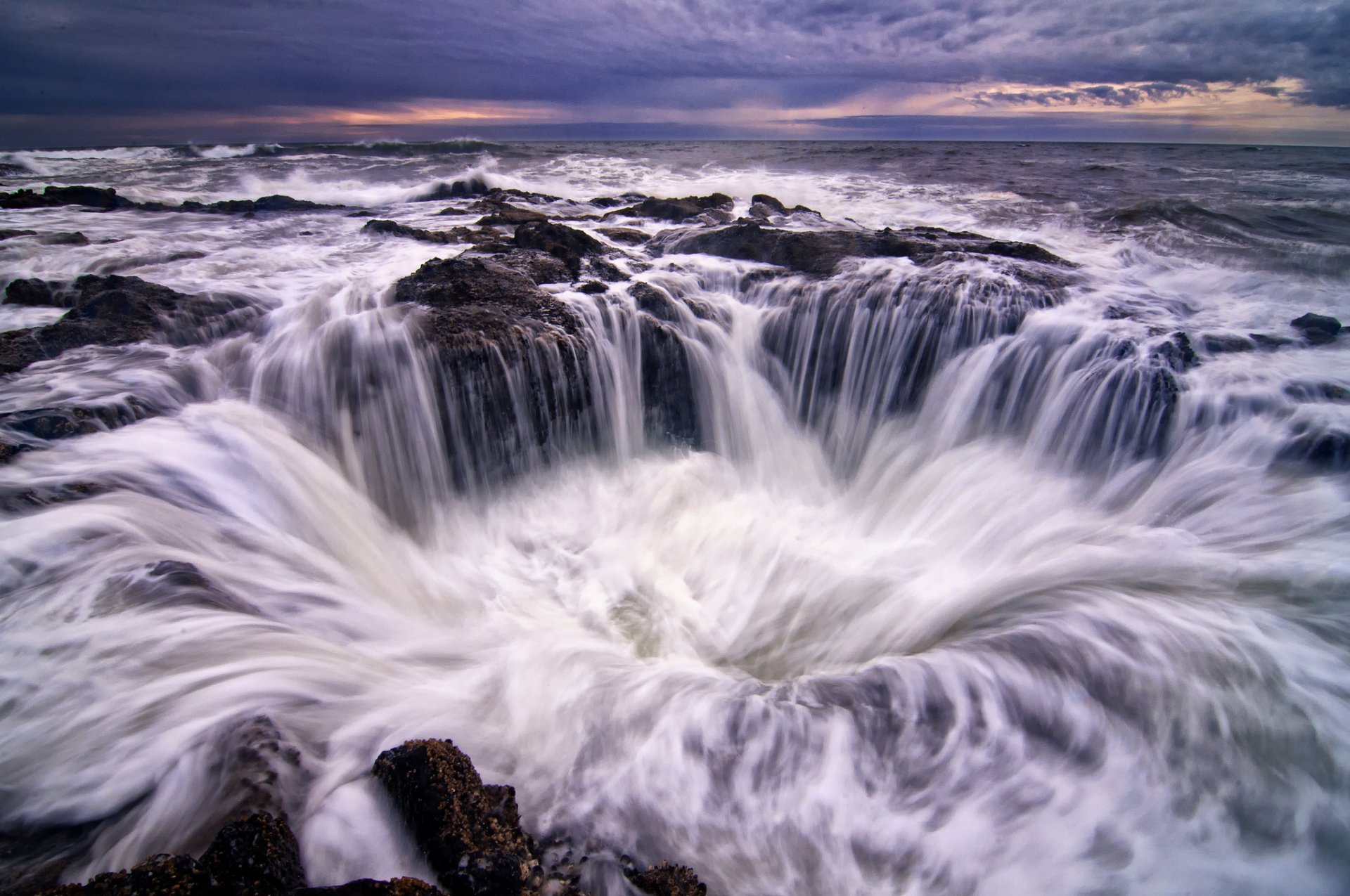 The pacific ocean. Тихий океан. Водопад. Тихий океан фото. Орегон океан.