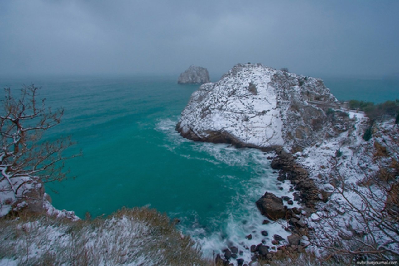 Температура черного моря алушта. Крым зимой. Море в Крыму зимой. Крым в декабре. ЮБК Крым зимой.