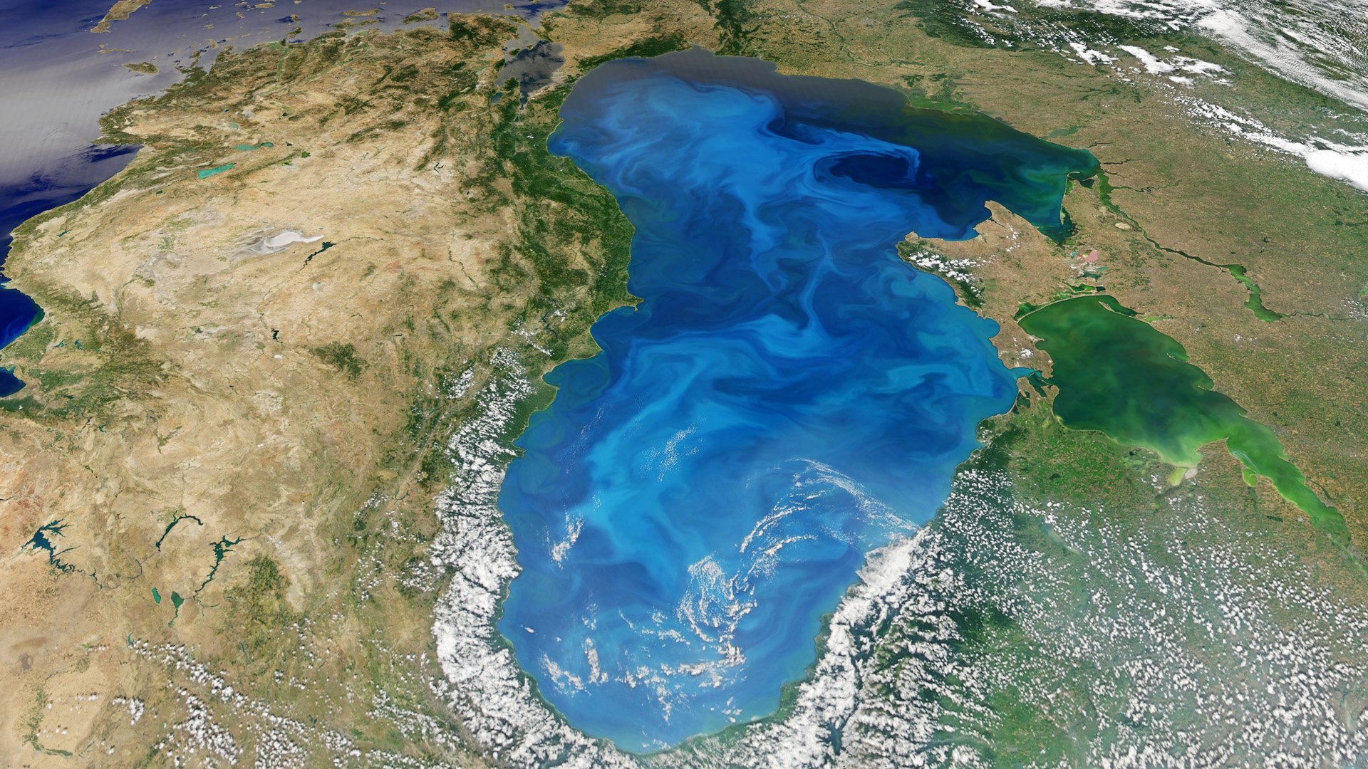 Котловины каспийского озера. Космический снимок Каспийского моря. Каспийское море космоснимок. Черное море со спутника. Черное море снимок со спутника.