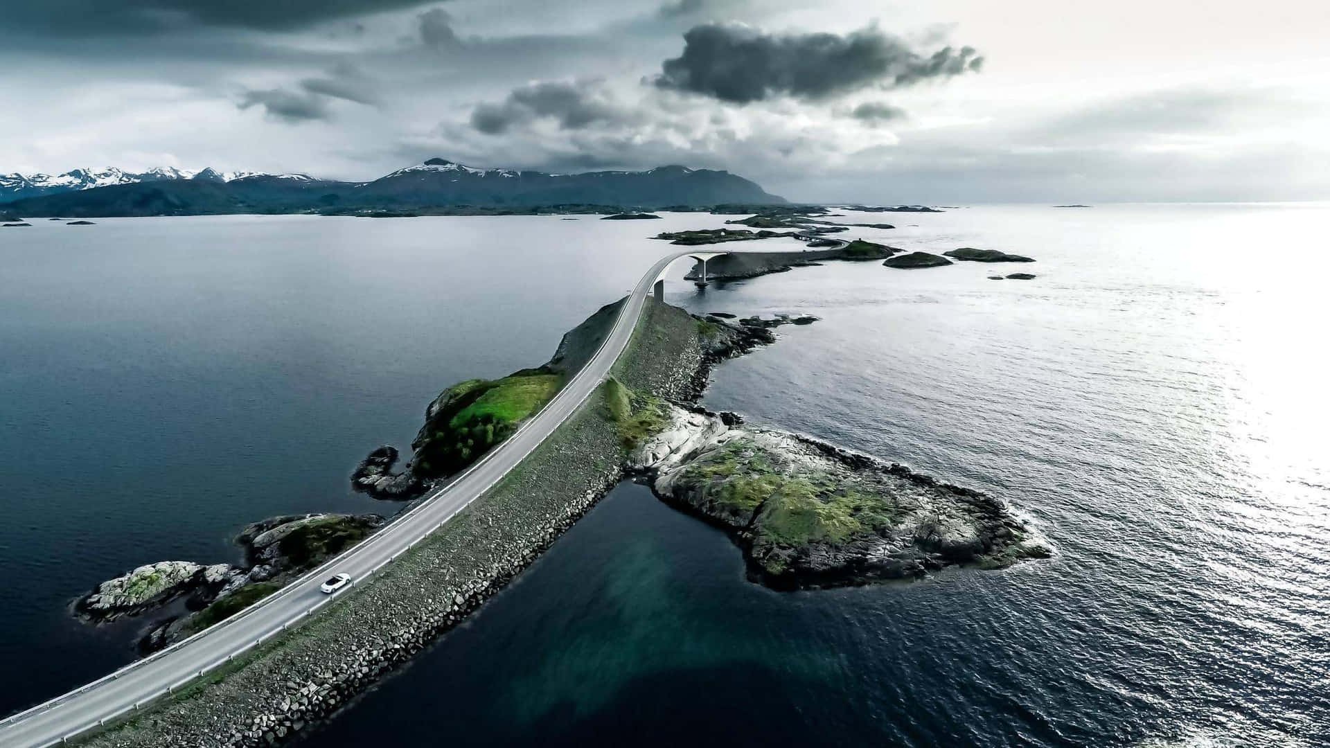 Атлантический океан самый большой остров. Атлантик роуд в Норвегии. Мост Атлантик роуд Норвегия. Атлантическая дорога в Норвегии. Атлантик оушен.