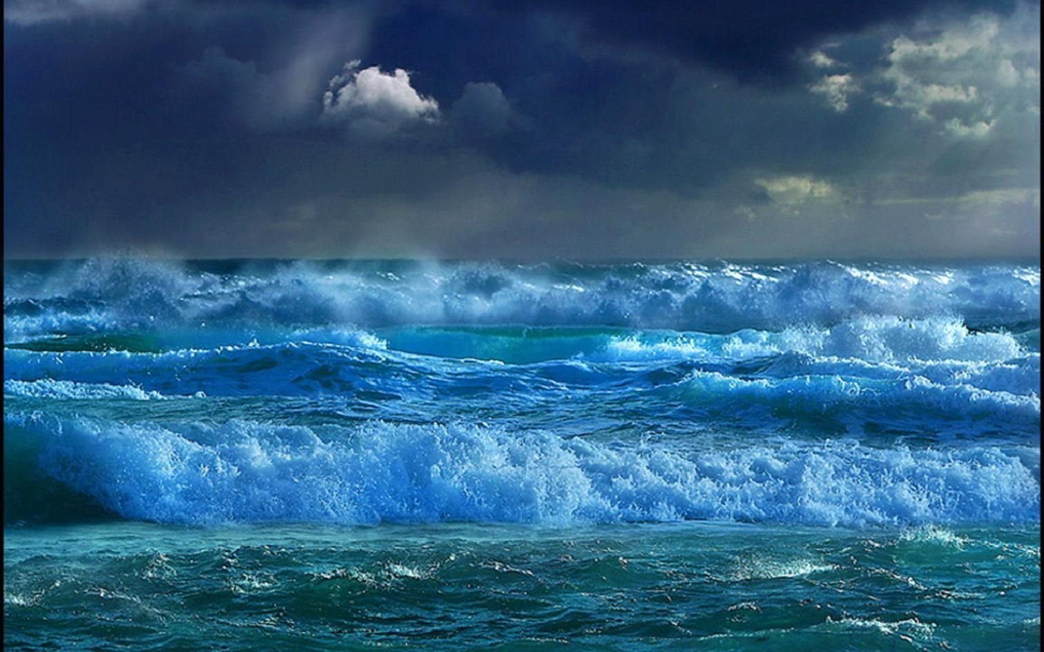 Волны на заре. Море. Бушующий океан. Синее море бушует. Море шторм.