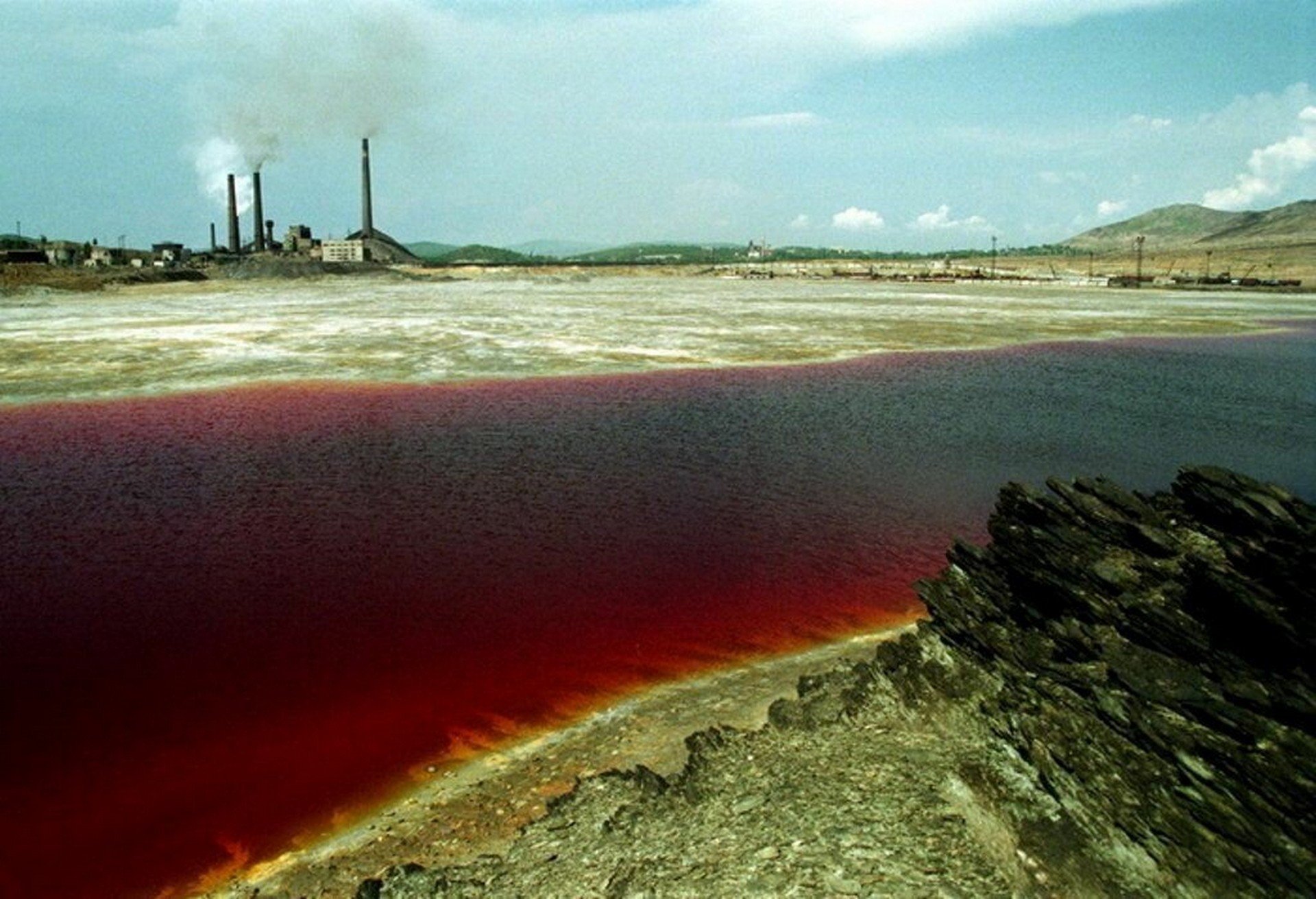 Красный самый опасный. Радиоактивное озеро Карачай. Радиоактивное озеро в Челябинске. Озерск озеро Карачай. Озеро Карачай в Челябинске радиоактивное.
