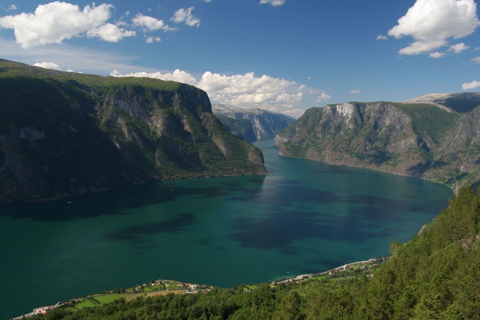 Какие озера находятся в европе. Фьорд Согнефьорд Норвегия. Согне-Фьорд залив. Фьорд Согне Норвегия фото. Заливы: Согнефьорд,.