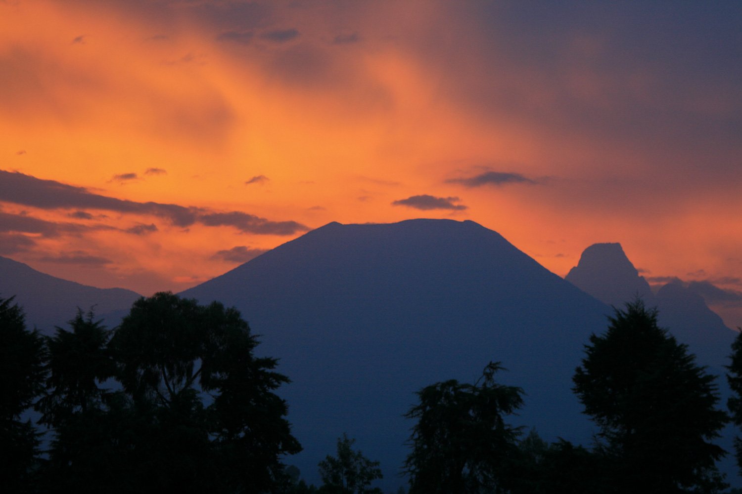 Национальный парк вирунга. Горы Вирунга. Вулкан Вирунга. Rwanda Volcanoes National Park. Вулкан Карисимби высота.